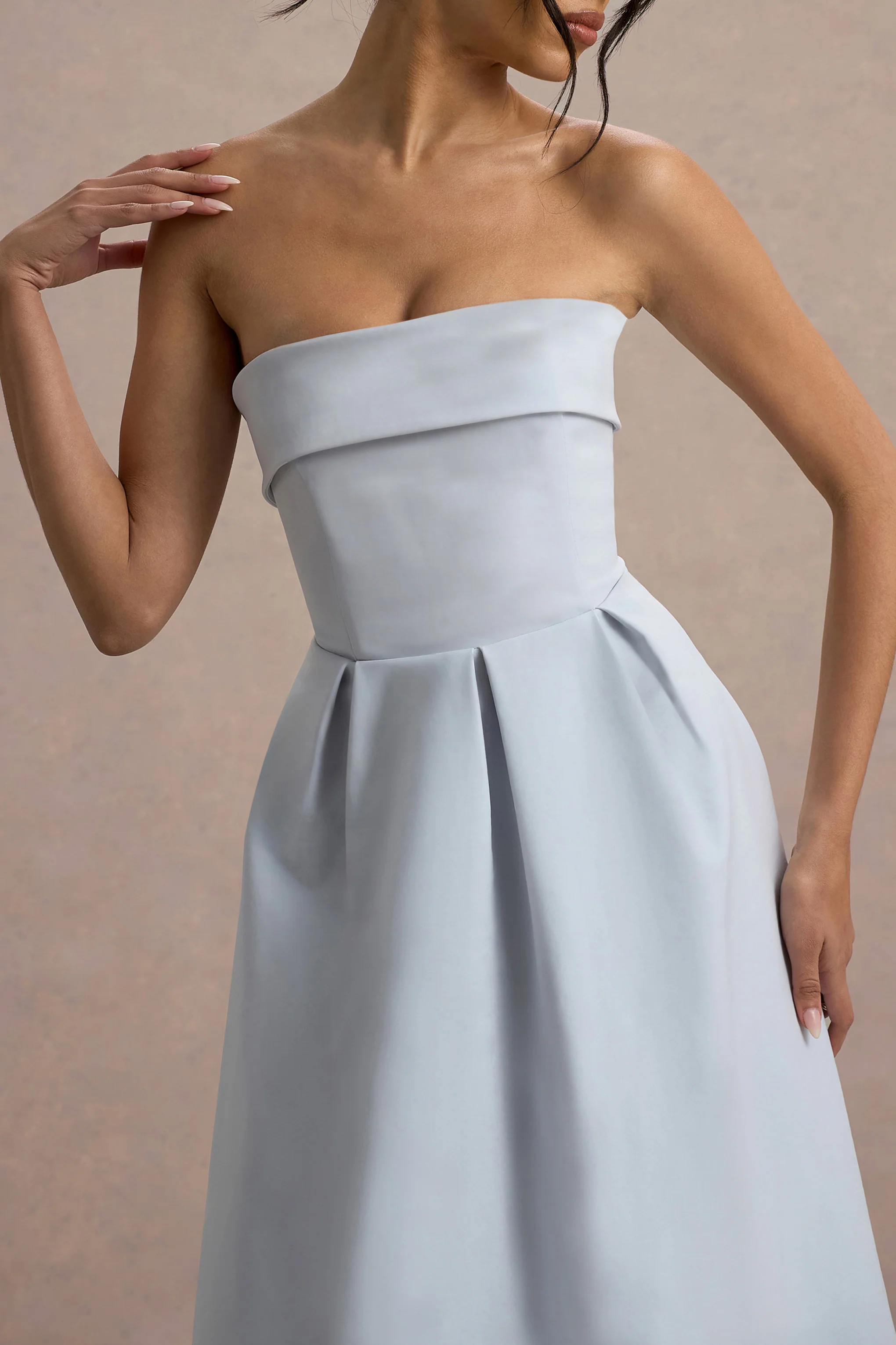 Maddalena | Robe Longue Patineuse Bleu Poudré à Décolleté Bandeau - Image 3
