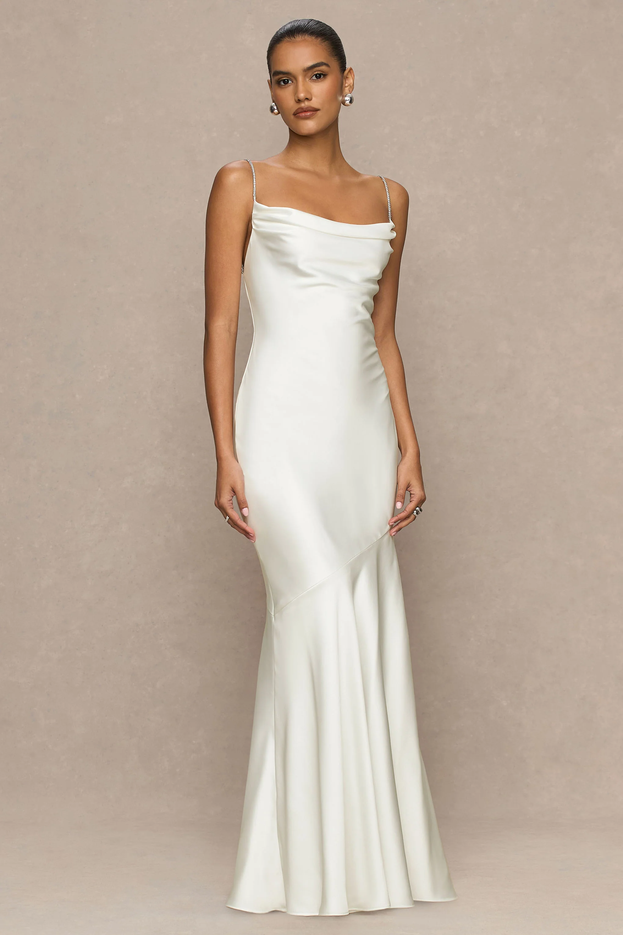 Maelia | Robe longue en satin crème à col bénitier avec bretelles ornées de strass - Image 5