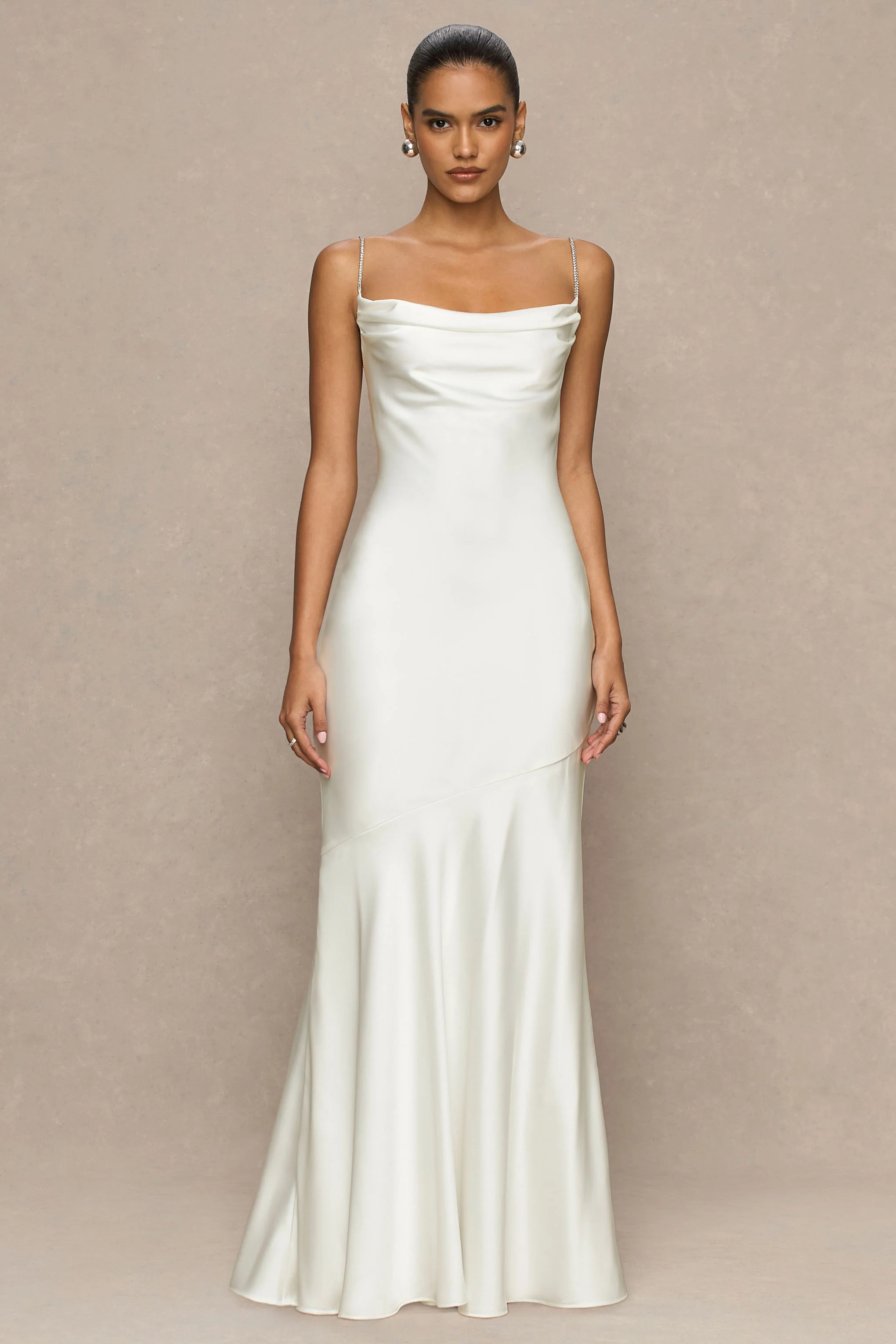 Maelia | Robe longue en satin crème à col bénitier avec bretelles ornées de strass - Image 6