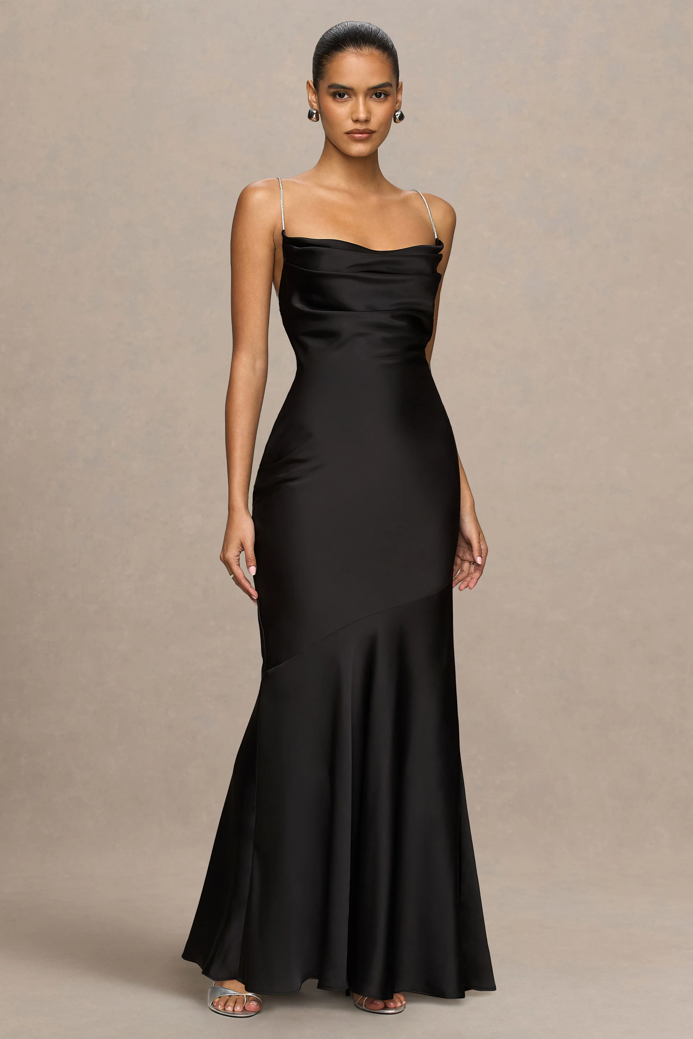 Maelia | Robe longue en satin noir à col bénitier avec bretelles ornées de strass - Image 4