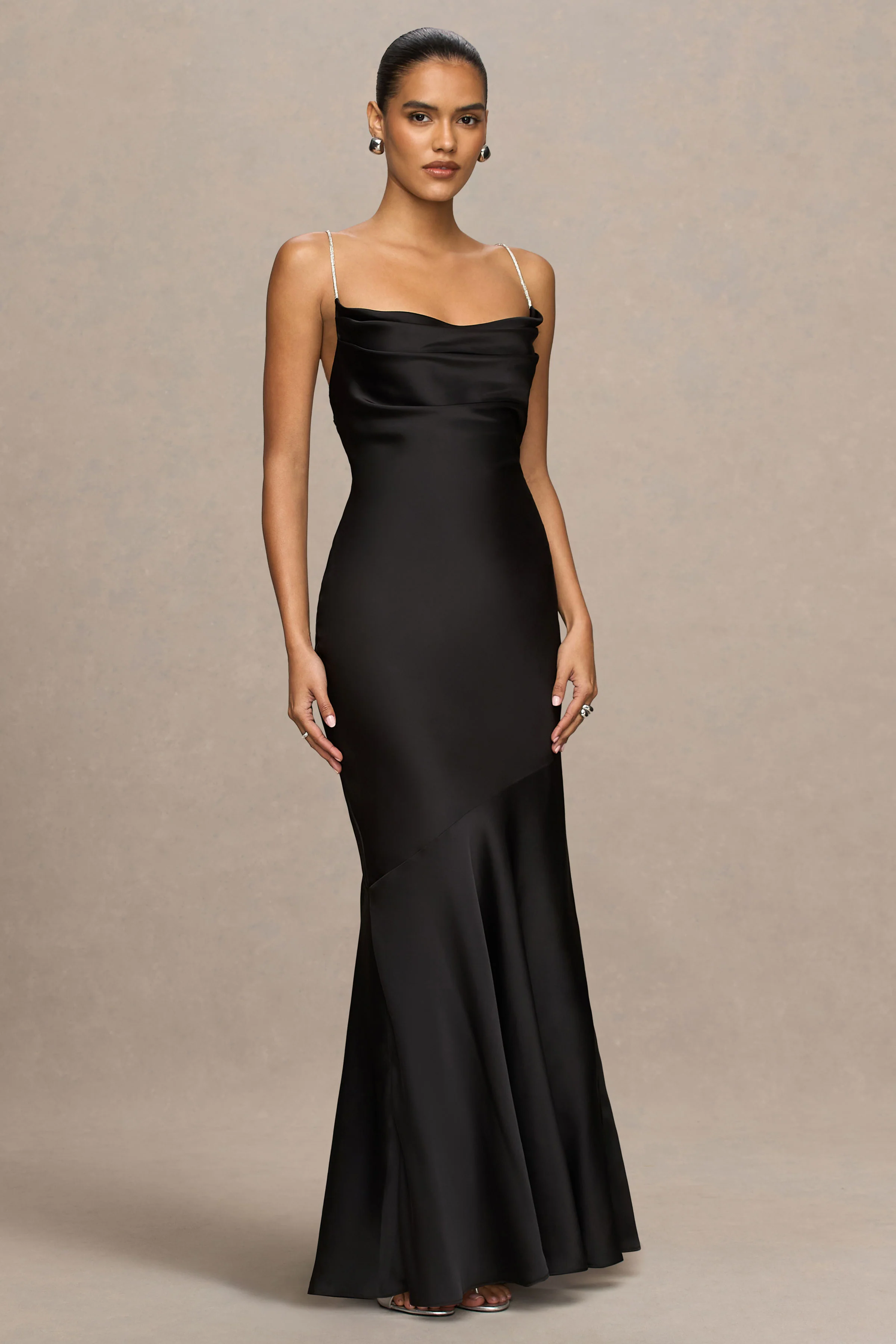 Maelia | Robe longue en satin noir à col bénitier avec bretelles ornées de strass - Image 5