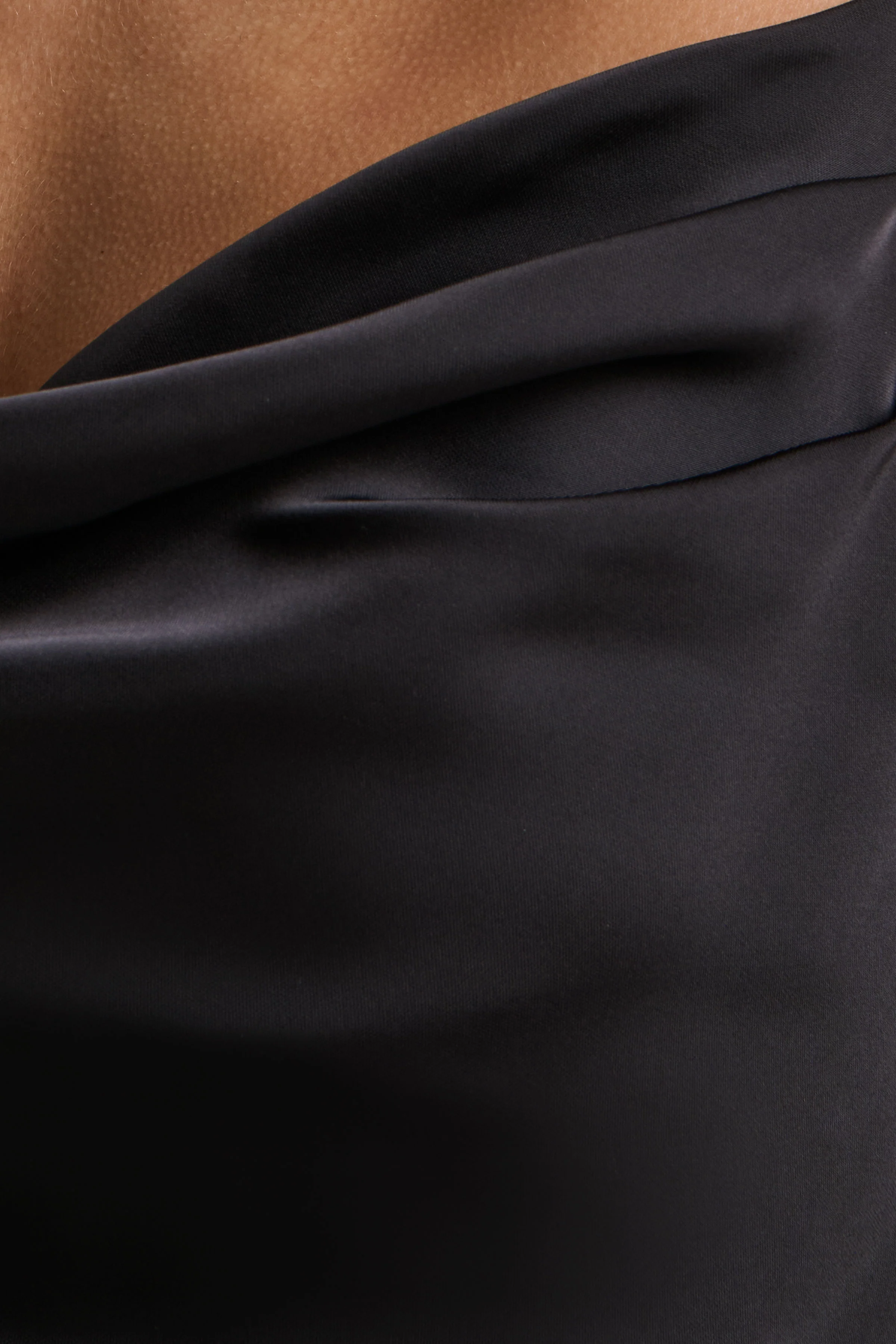 Maelia | Robe longue en satin noir à col bénitier avec bretelles ornées de strass - Image 6