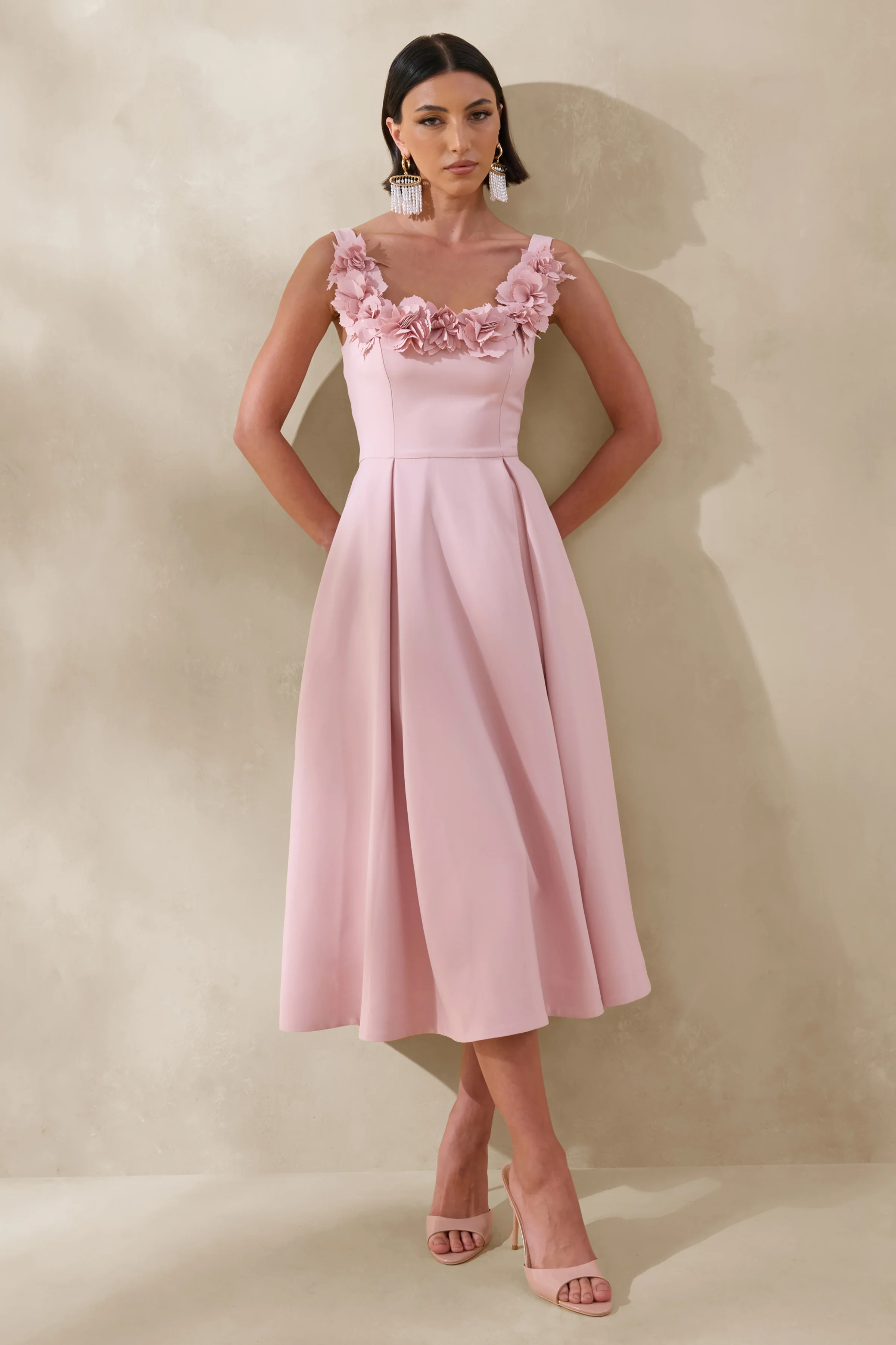 Maelle | Robe mi-longue à décolleté arrondi rose avec détails de corsage - Image 2