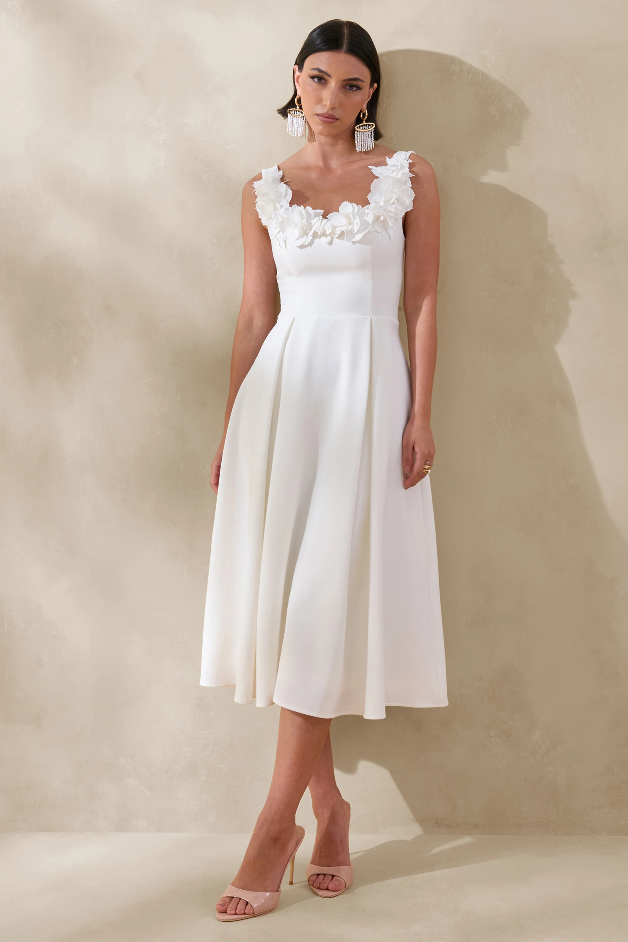 Maelle | Robe mi-longue blanche à encolure arrondie avec détails de corsage