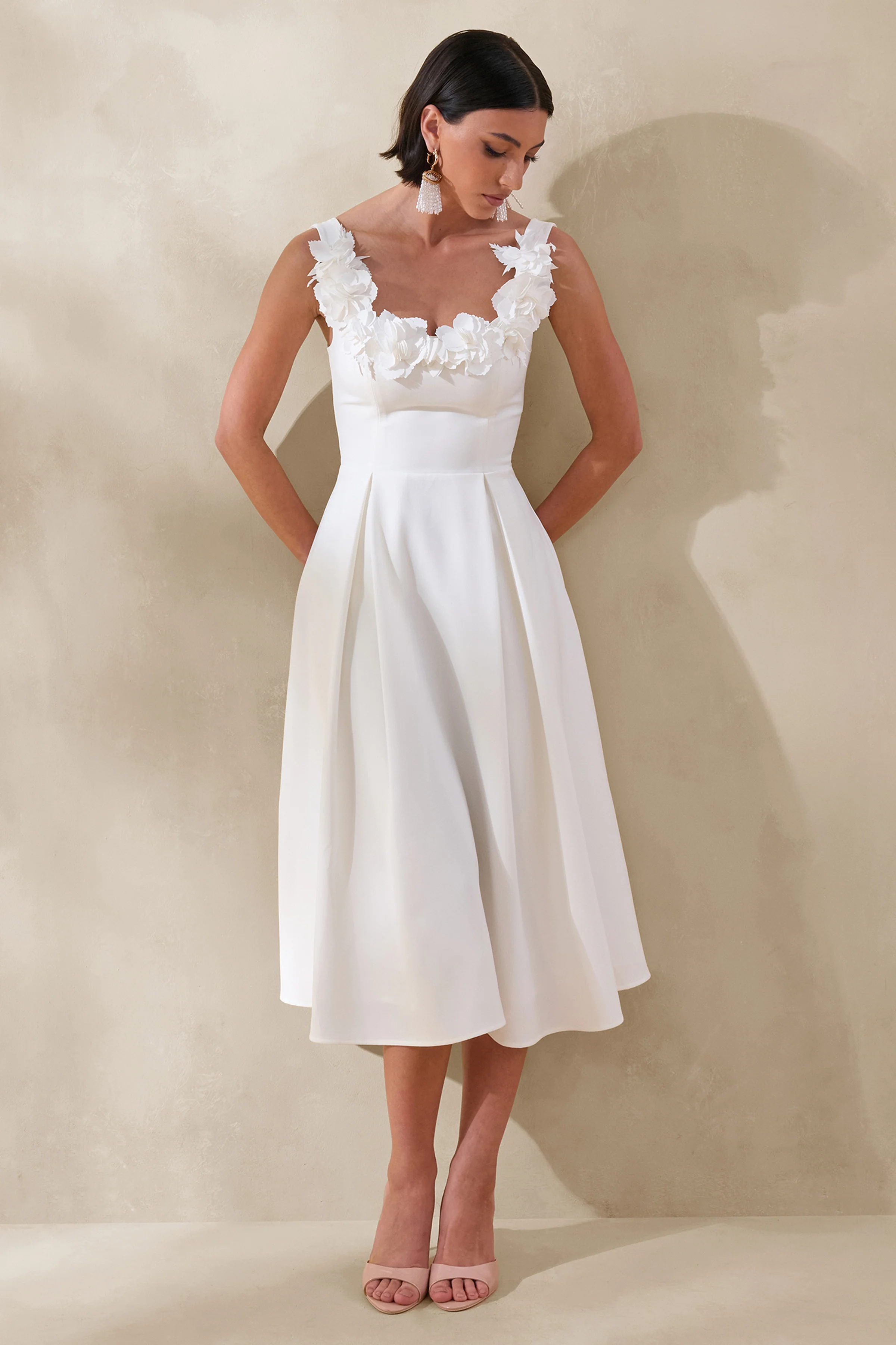 Maelle | Robe mi-longue blanche à encolure arrondie avec détails de corsage - Image 4