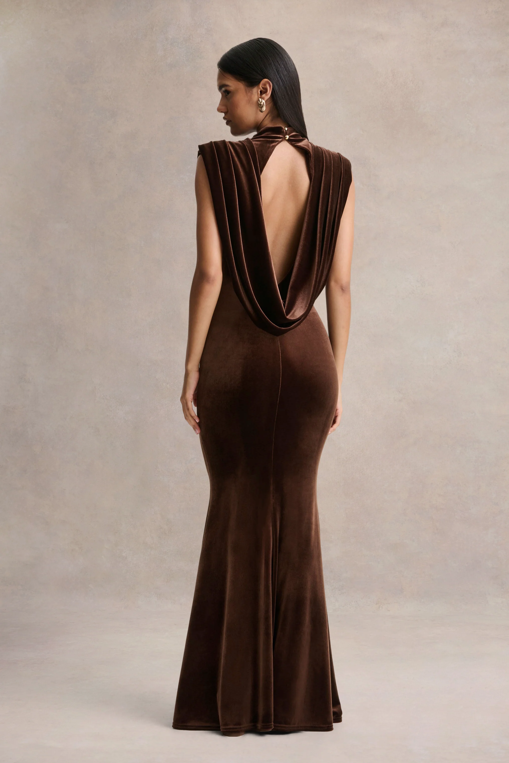 Malora | Robe longue en velours marron à encolure haute avec dos ouvert - Image 2