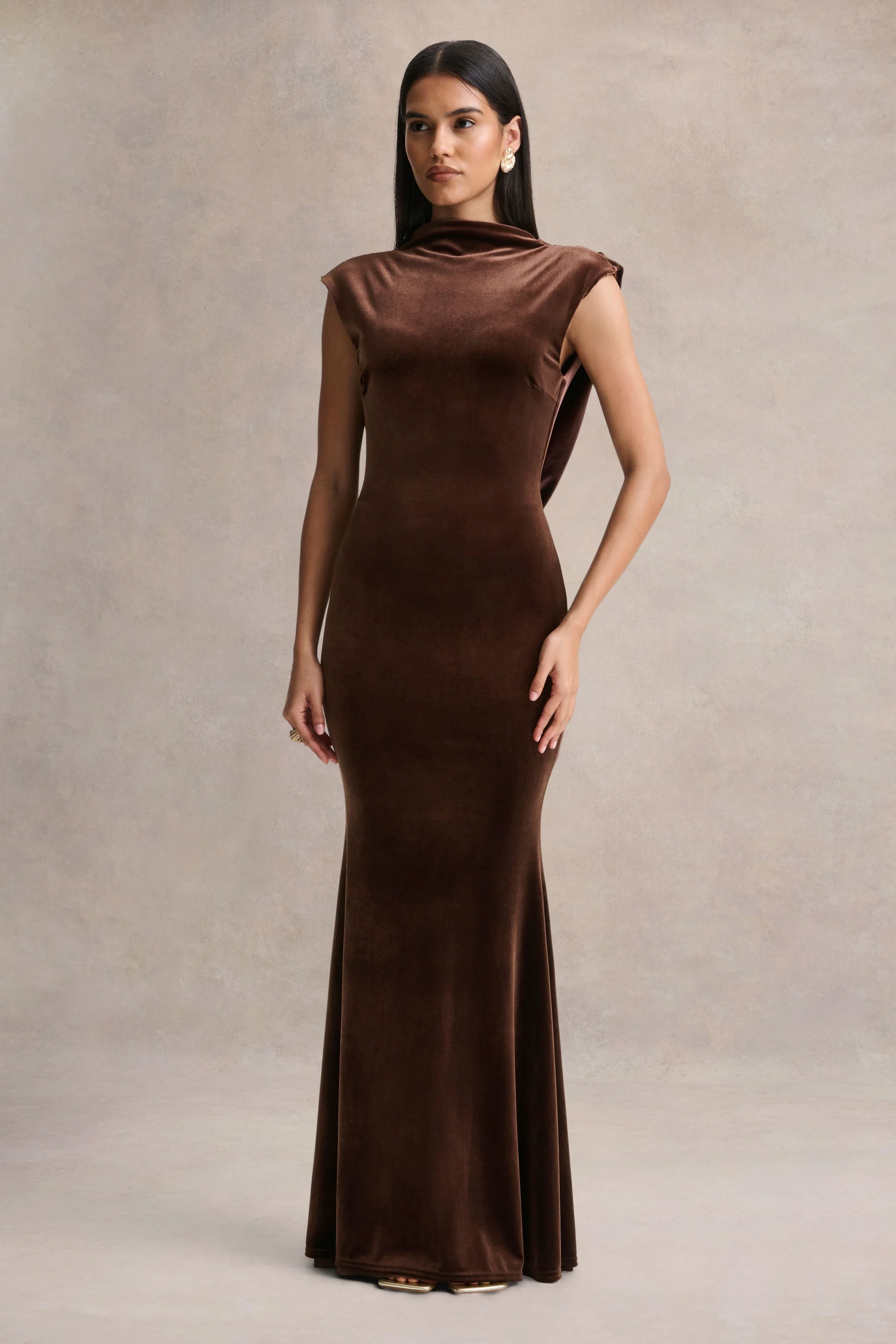 Malora | Robe longue en velours marron à encolure haute avec dos ouvert - Image 4