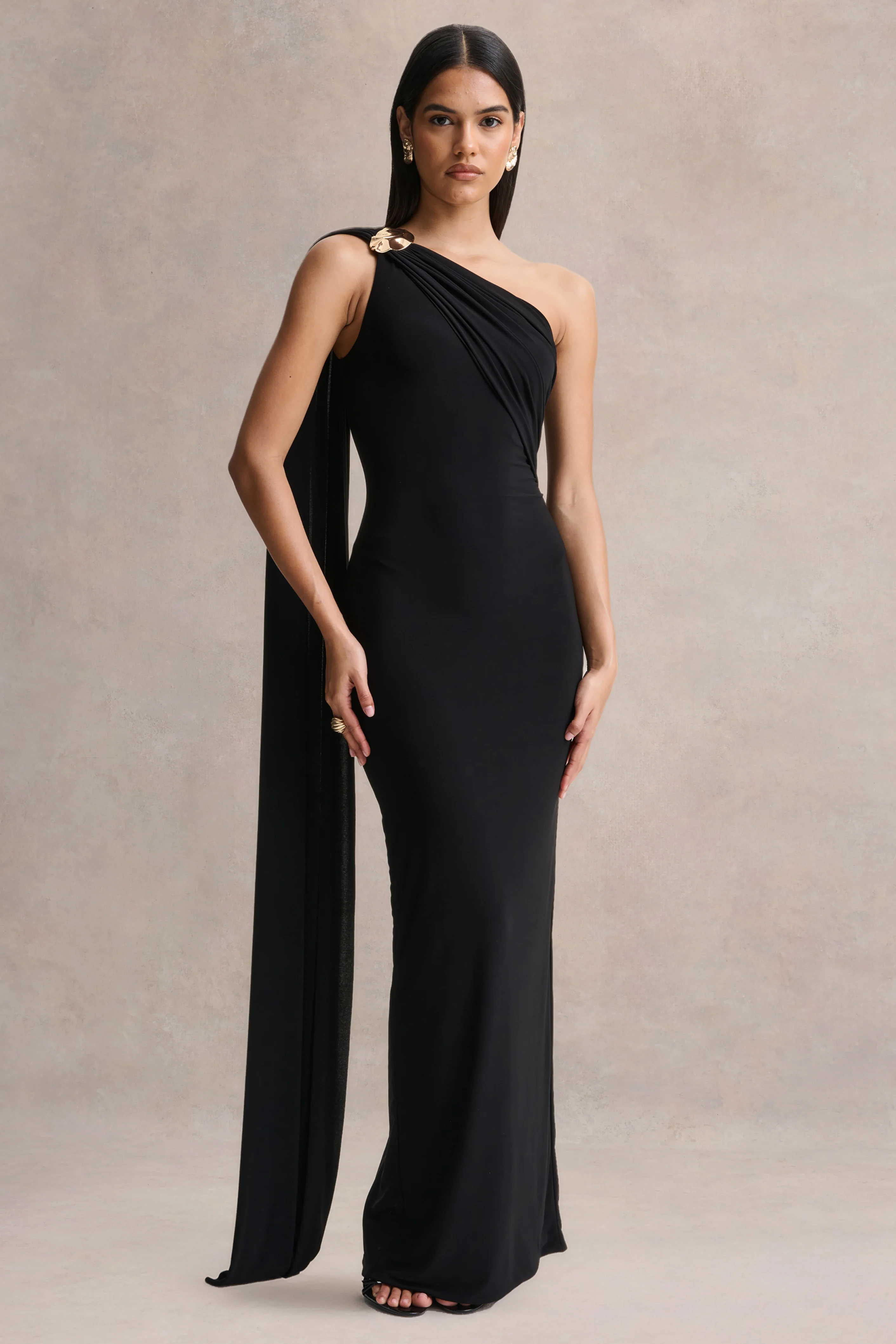 Mandy | Robe longue noire à encolure asymétrique