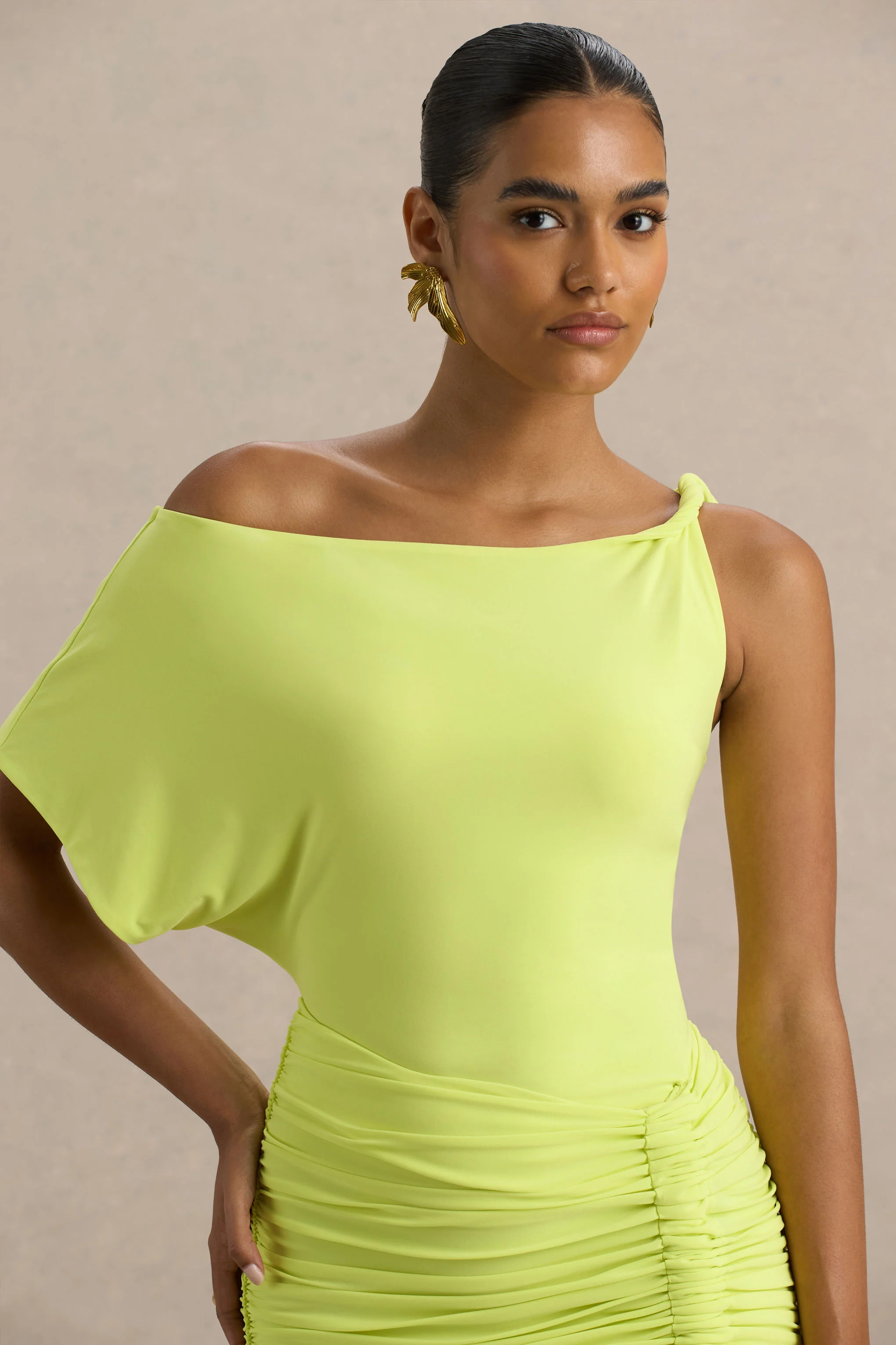 Marci | Mini-robe asymétrique vert citron avec fronces et ceinture - Image 5