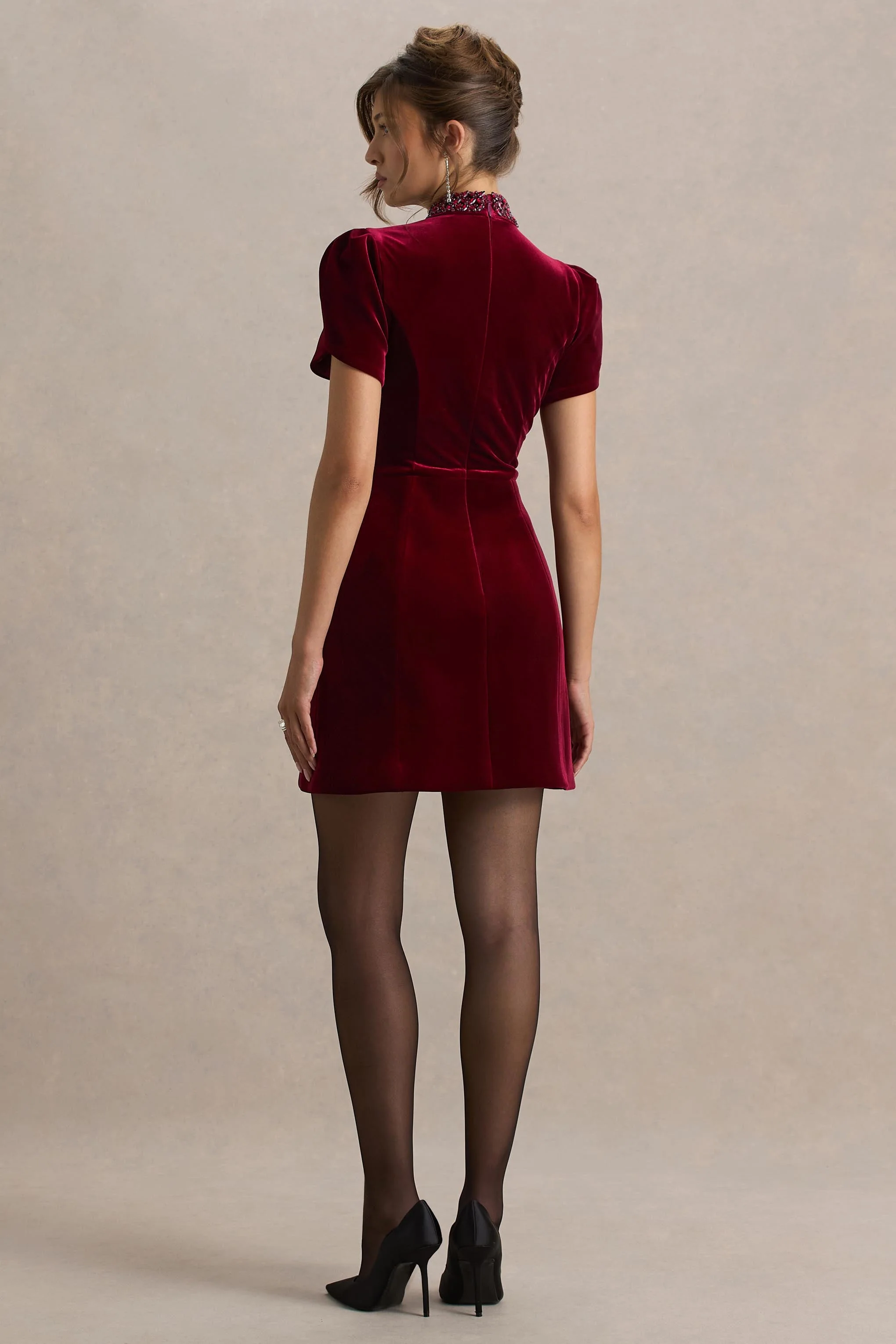 Margot | Mini-robe en velours bordeaux à encolure haute avec détail orné - Image 3