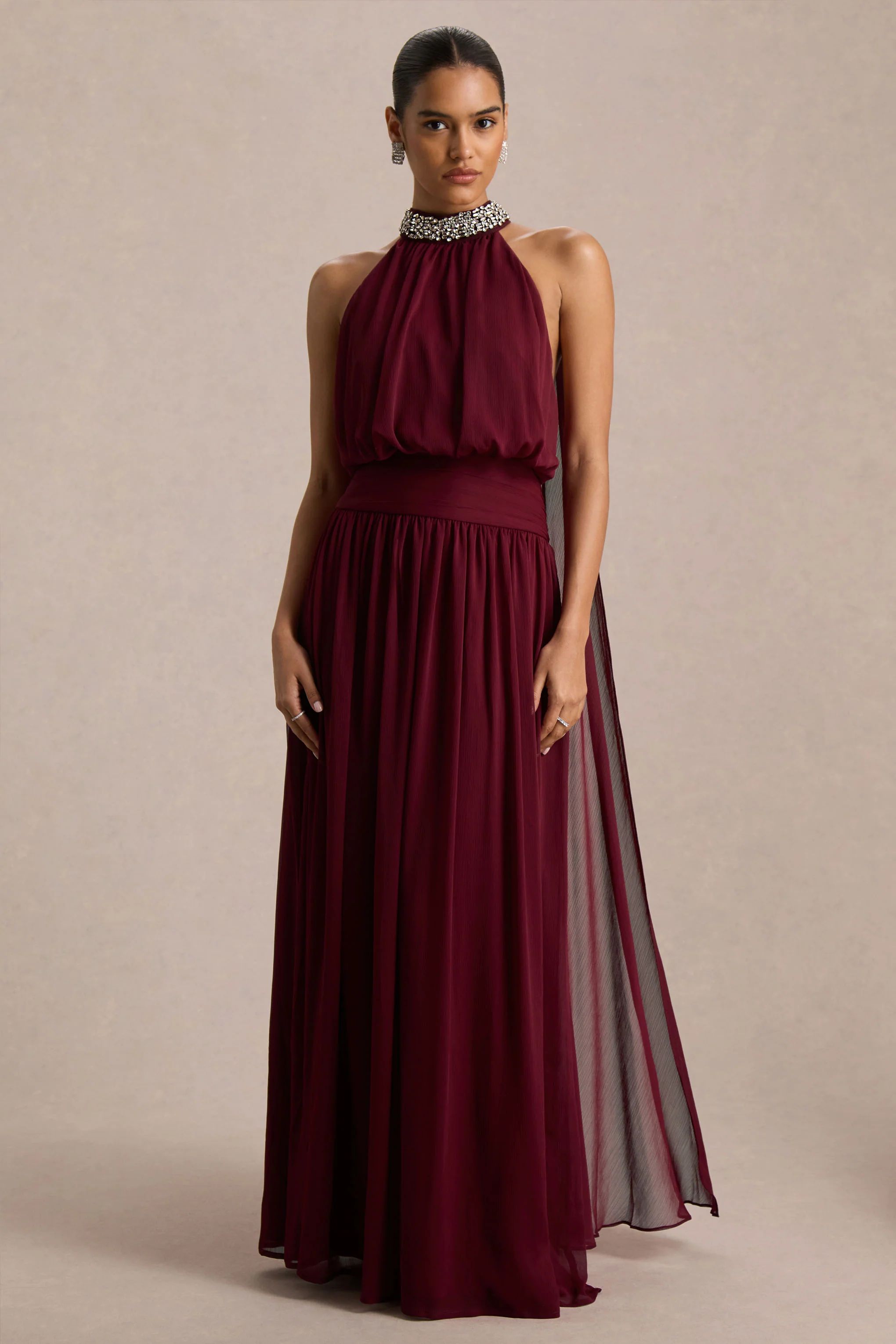 Marie | Robe longue bordeaux à encolure américaine ornée