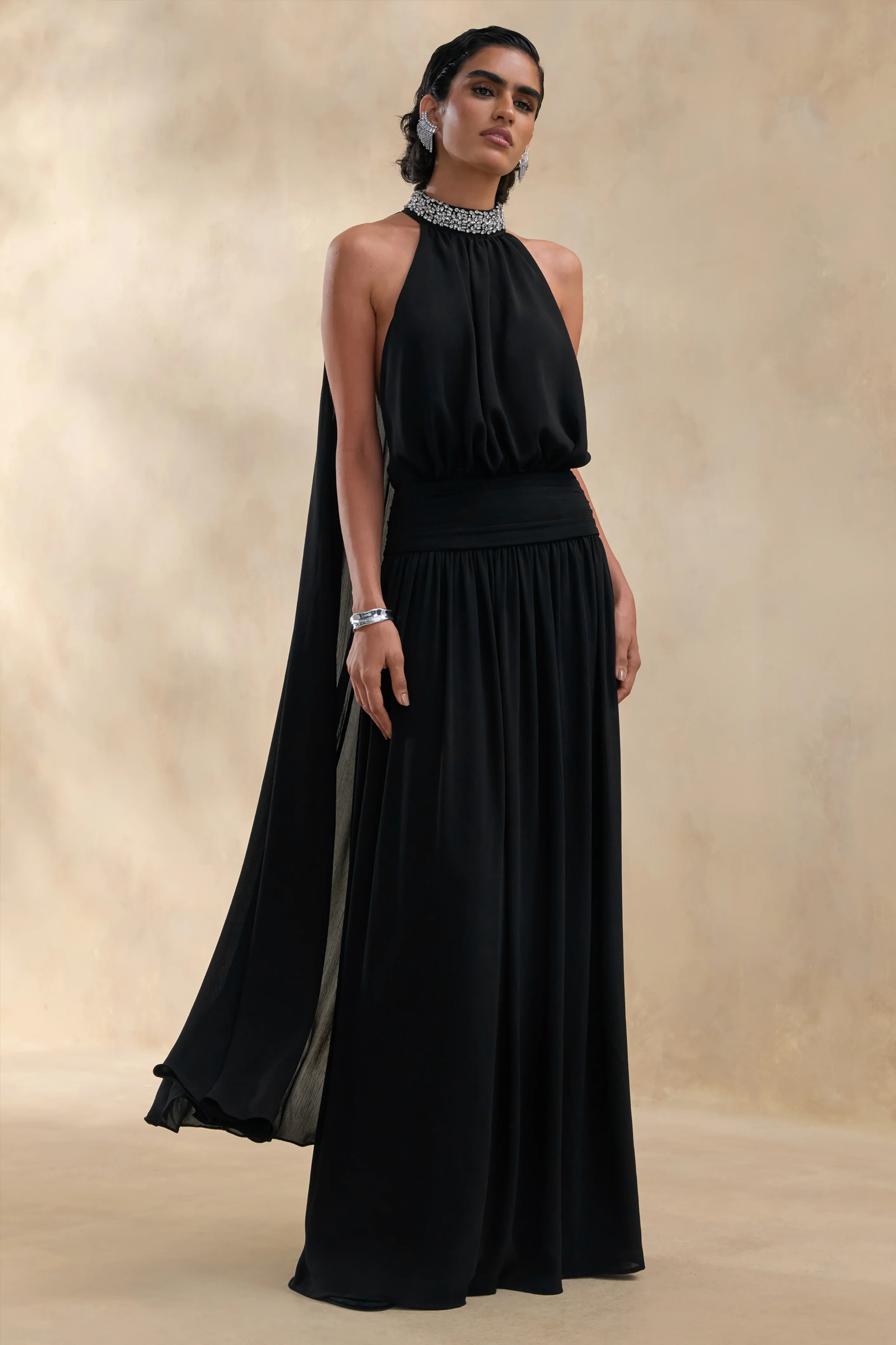 Marie | Robe longue noire à encolure américaine ornée