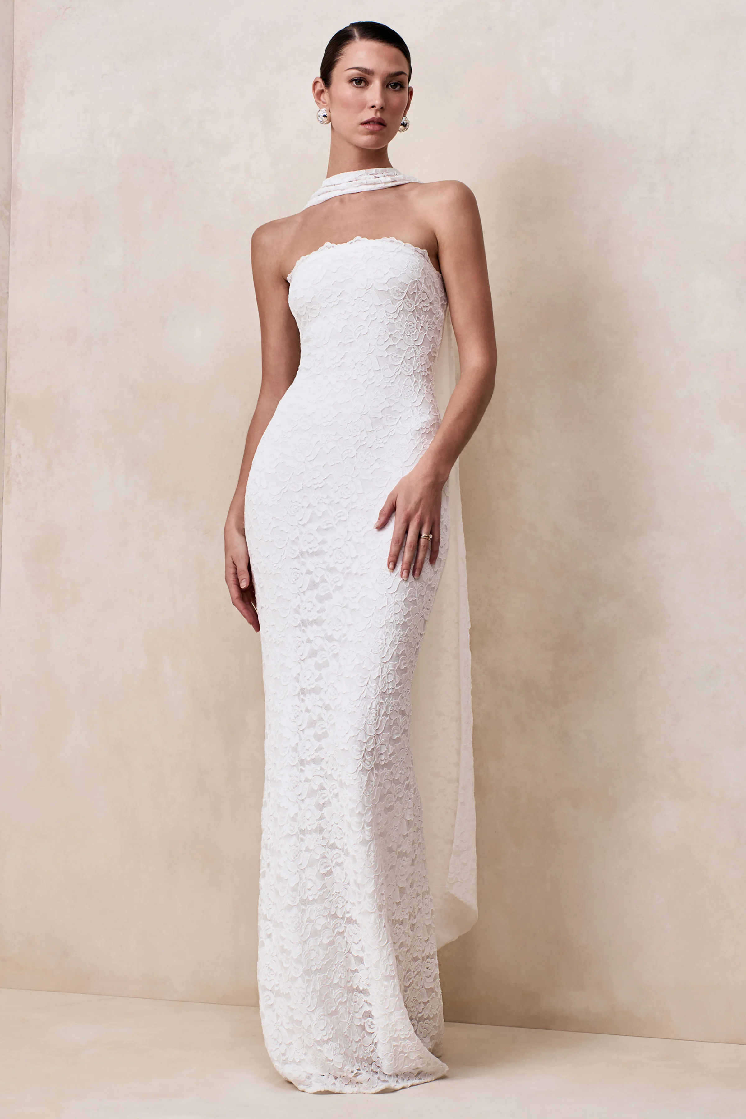Massima | Robe longue bandeau blanche en dentelle avec détail écharpe