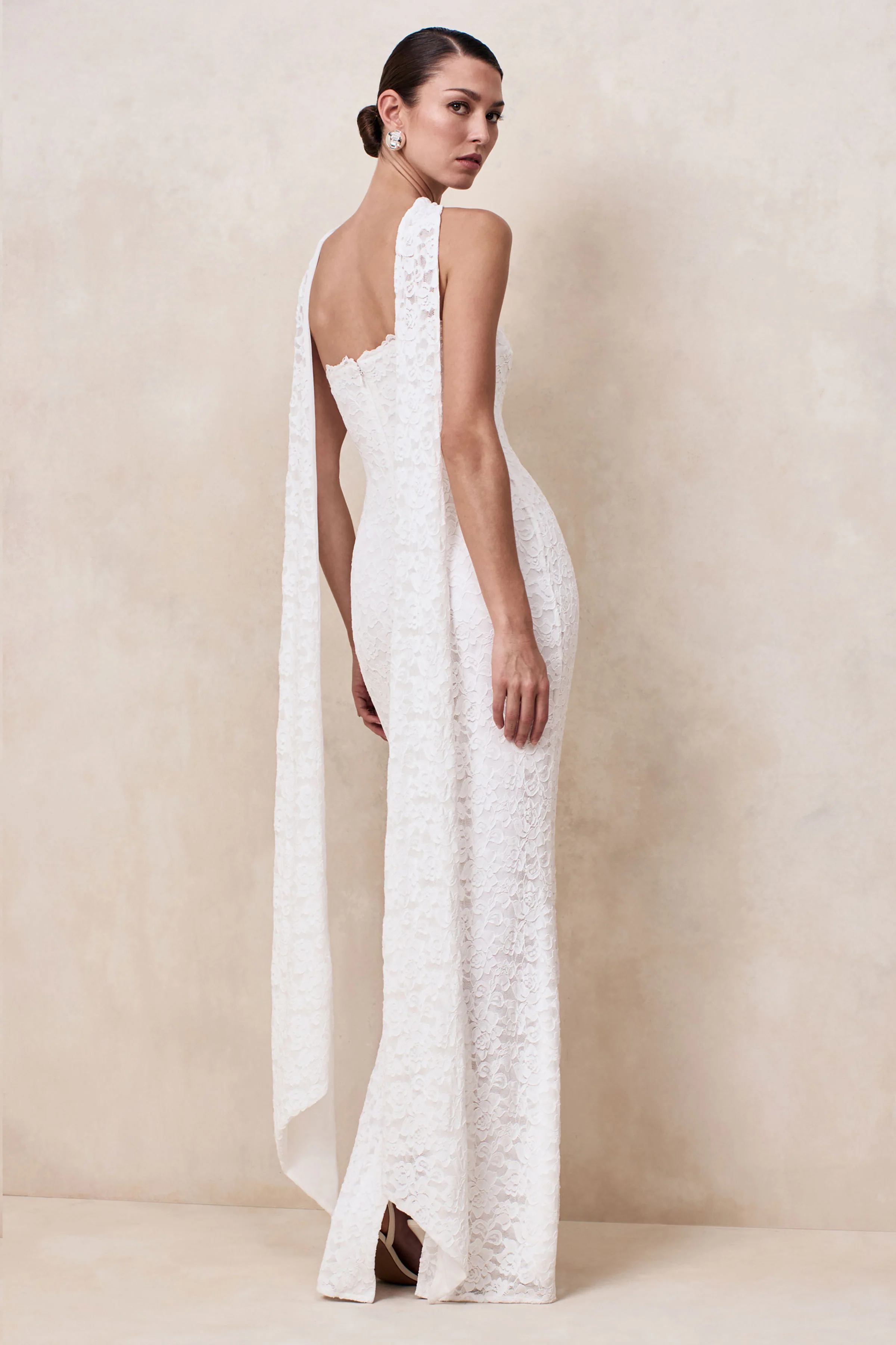 Massima | Robe longue bandeau blanche en dentelle avec détail écharpe - Image 2