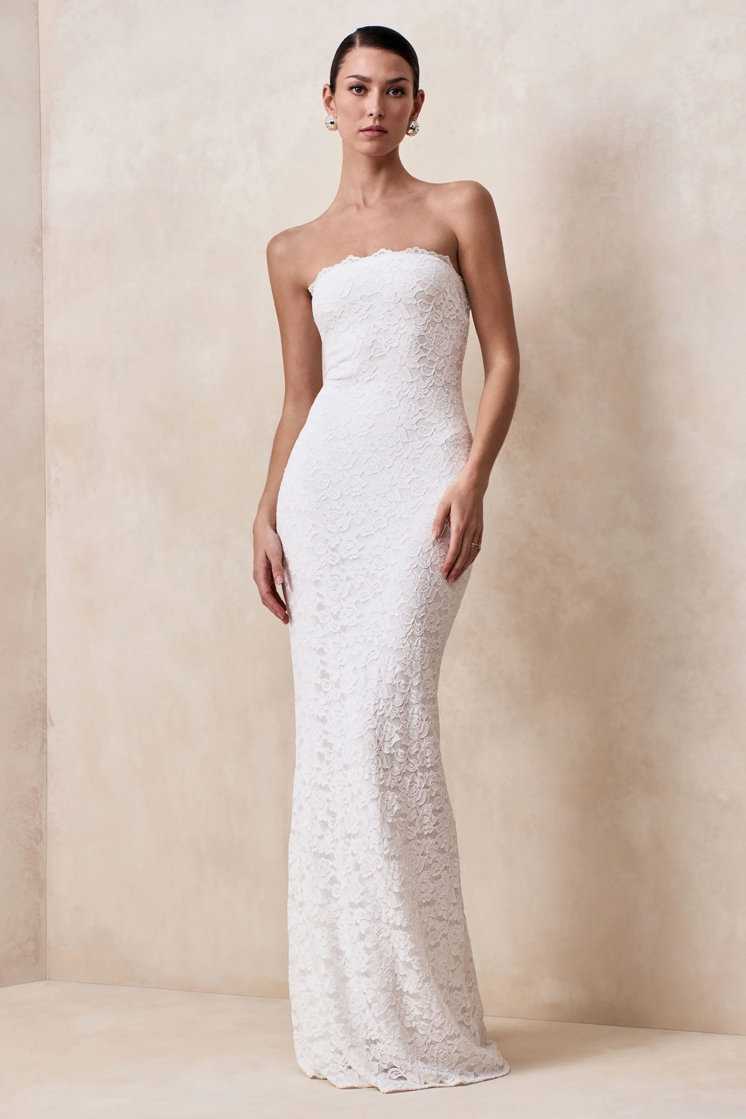Massima | Robe longue bandeau blanche en dentelle avec détail écharpe - Image 4