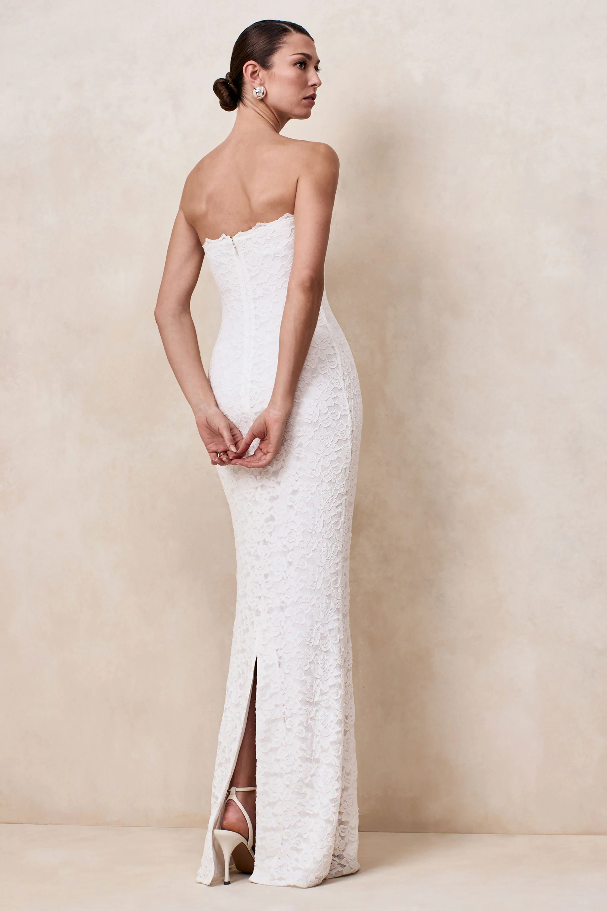 Massima | Robe longue bandeau blanche en dentelle avec détail écharpe - Image 5