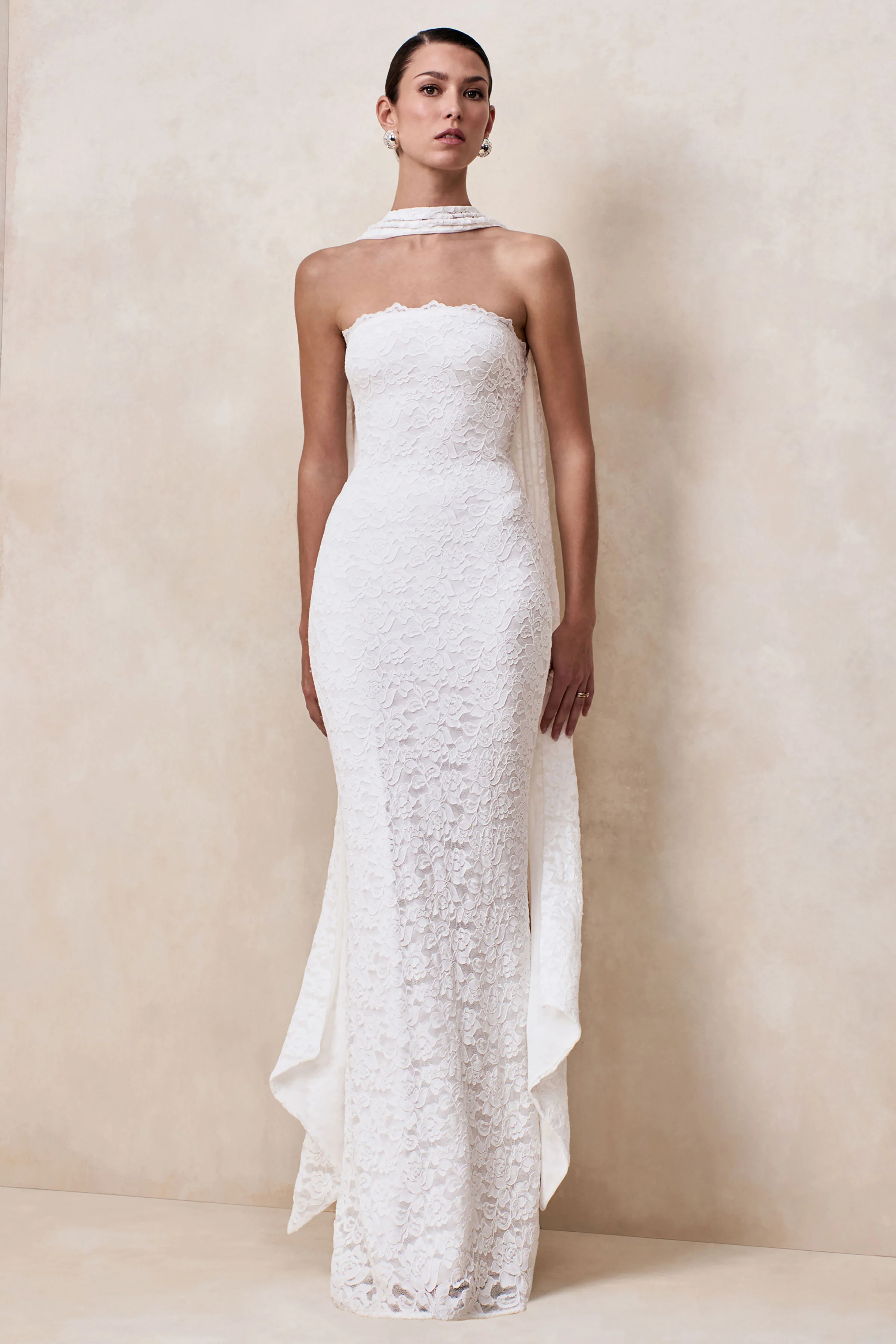 Massima | Robe longue bandeau blanche en dentelle avec détail écharpe - Image 6