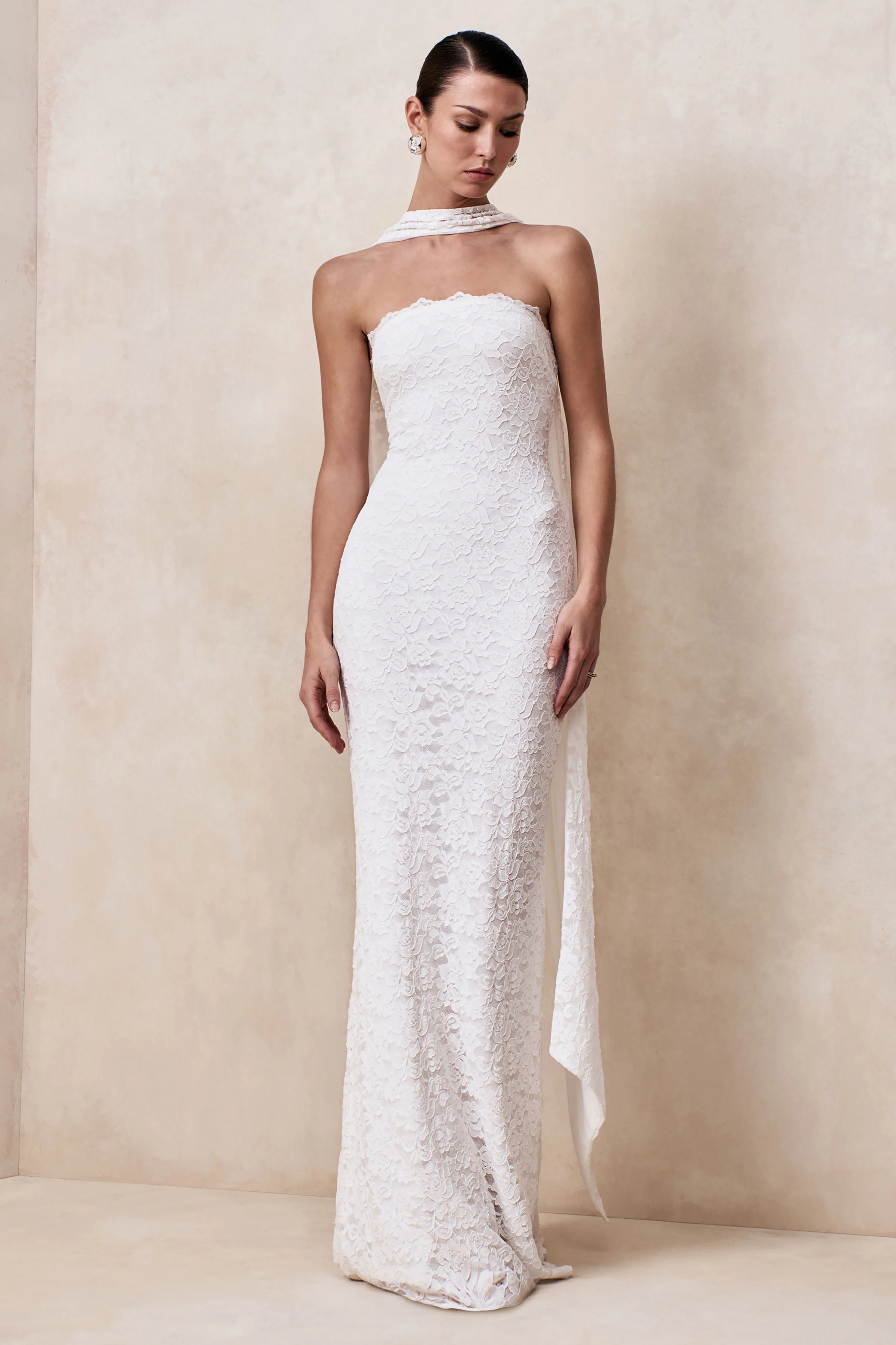 Massima | Robe longue bandeau blanche en dentelle avec détail écharpe - Image 7