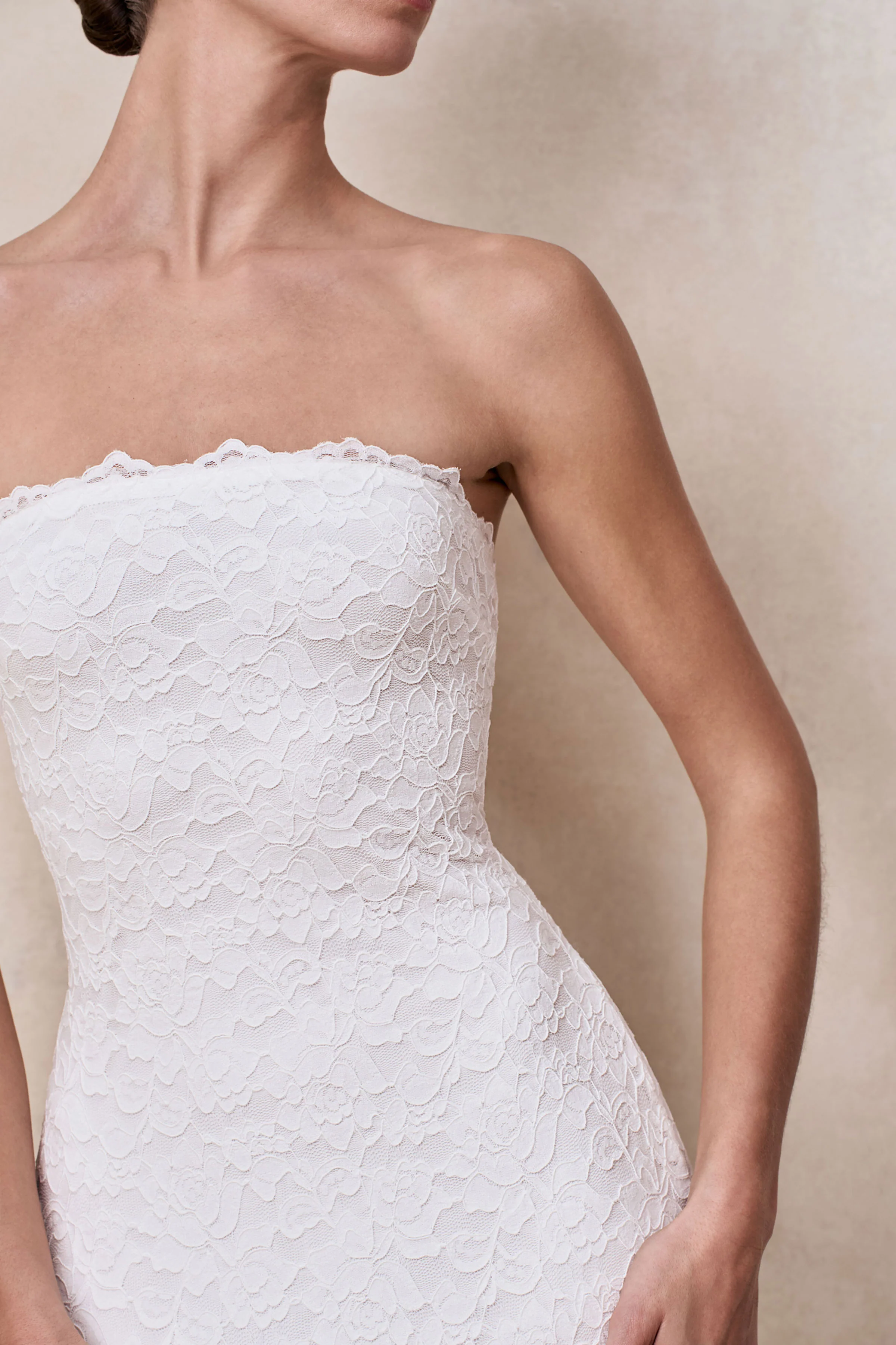 Massima | Robe longue bandeau blanche en dentelle avec détail écharpe - Image 8