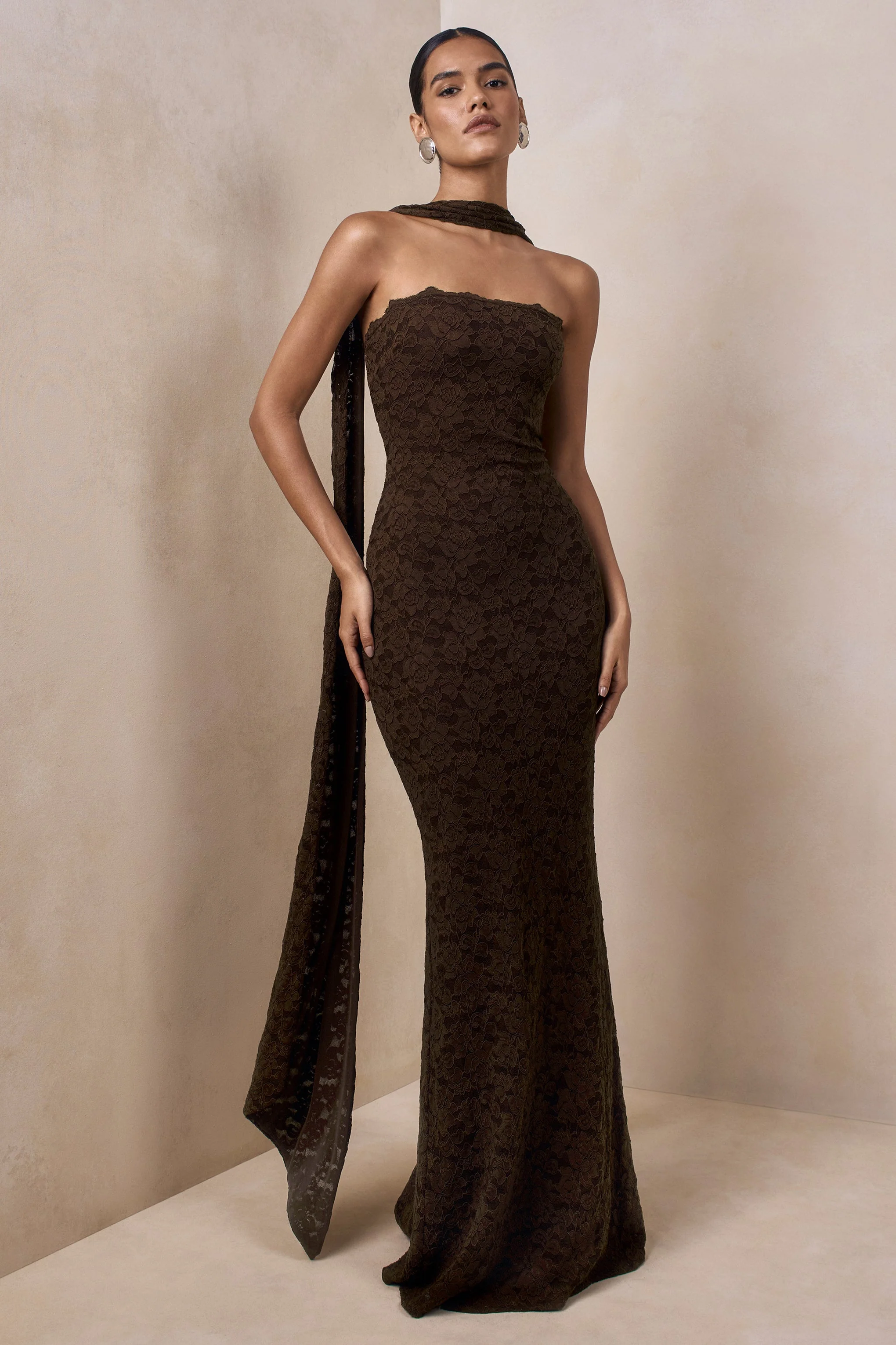 Massima | Robe longue bandeau en dentelle marron avec détail écharpe