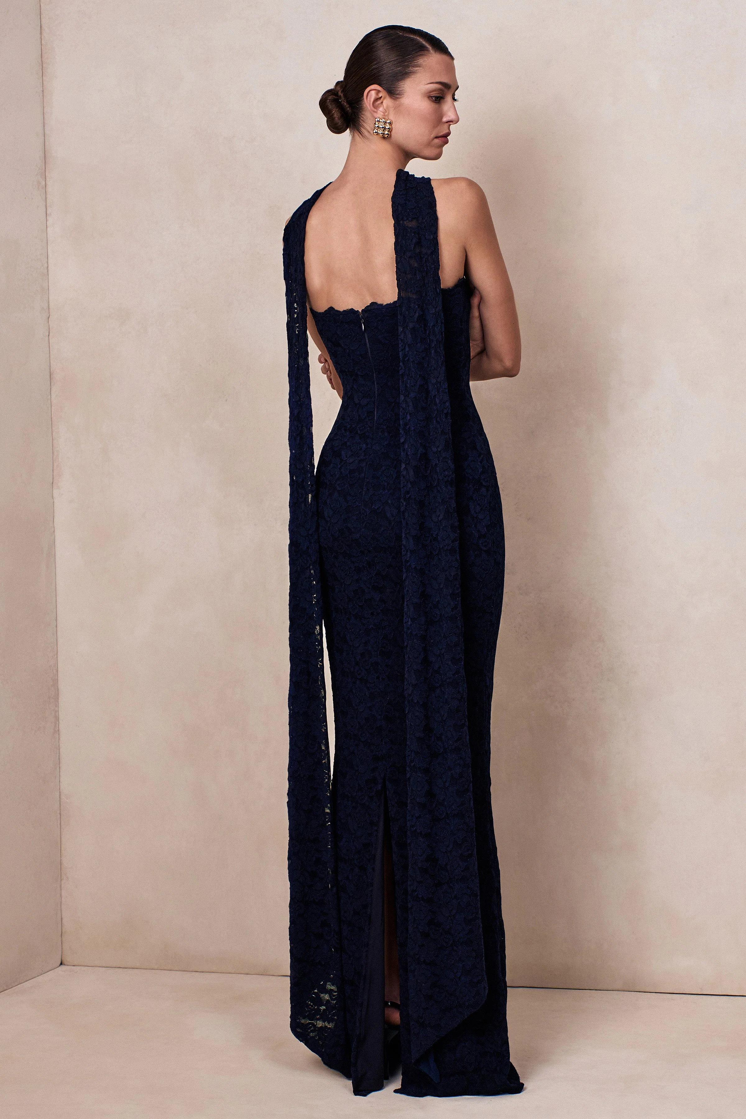 Massima | Robe longue en dentelle bleu marine bandeau avec détail écharpe - Image 2