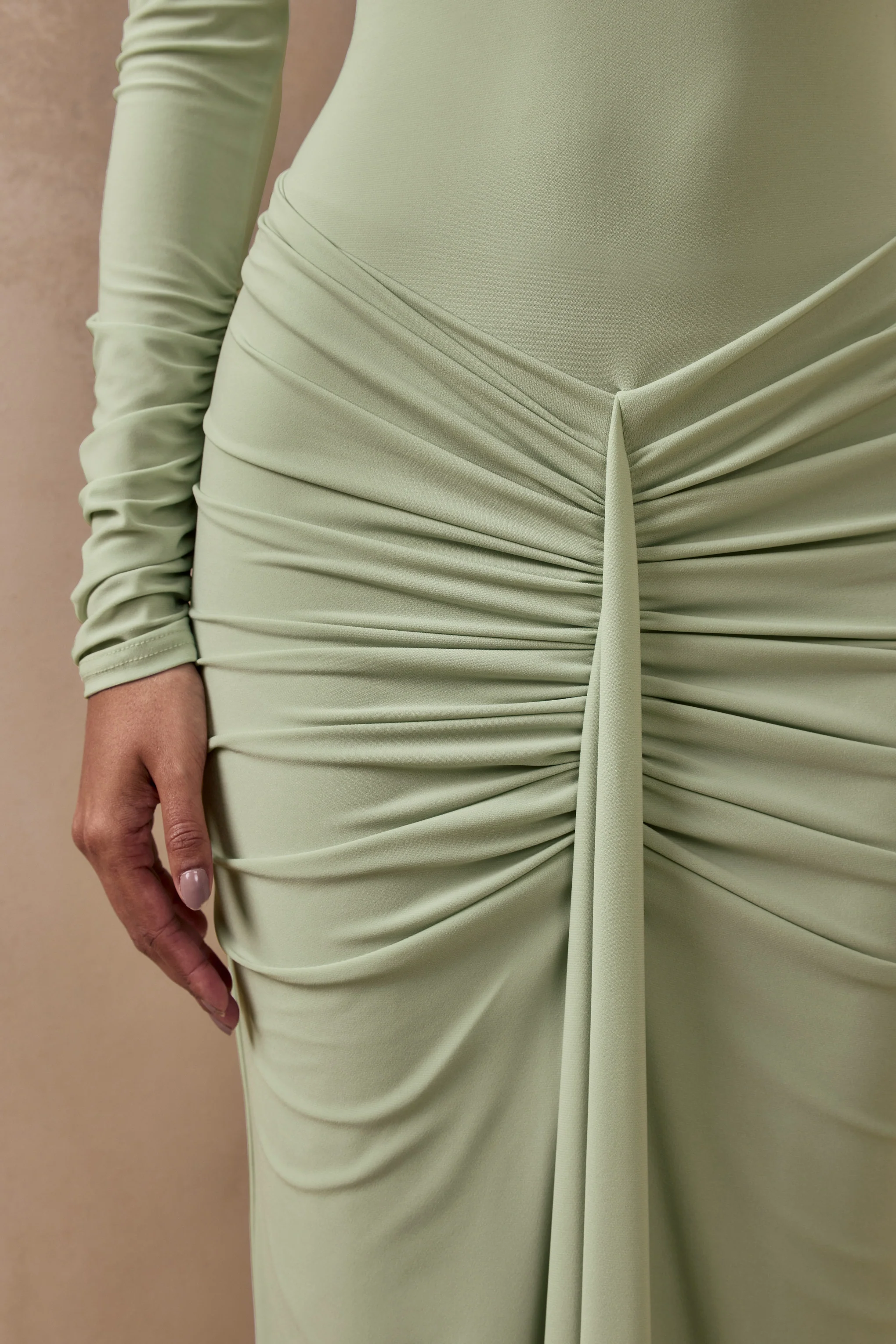 Matilda | Robe longue vert clair à encolure bateau avec détails froncés - Image 6