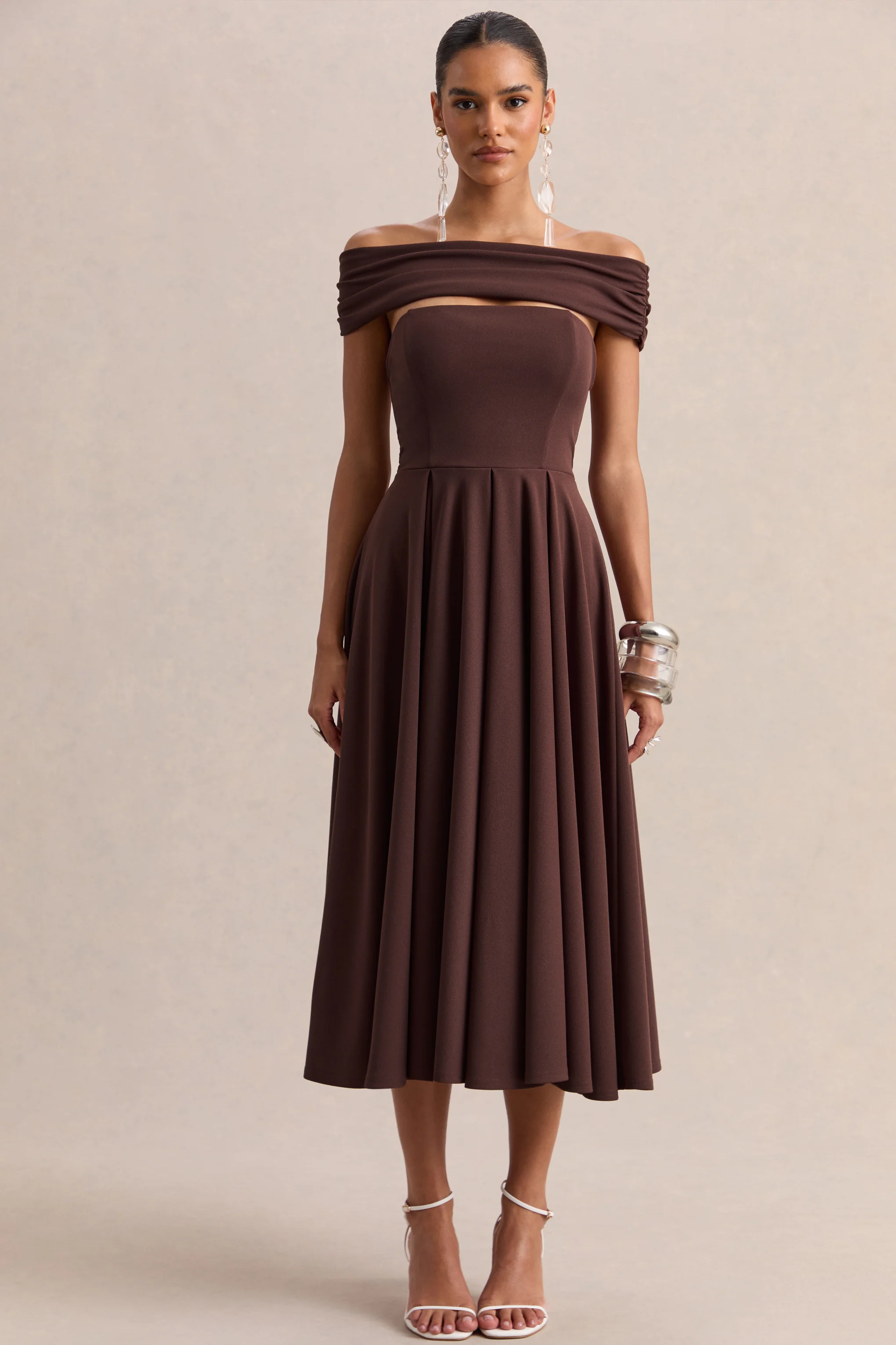 Mavina | Robe mi-longue marron à décolleté bardot - Image 4
