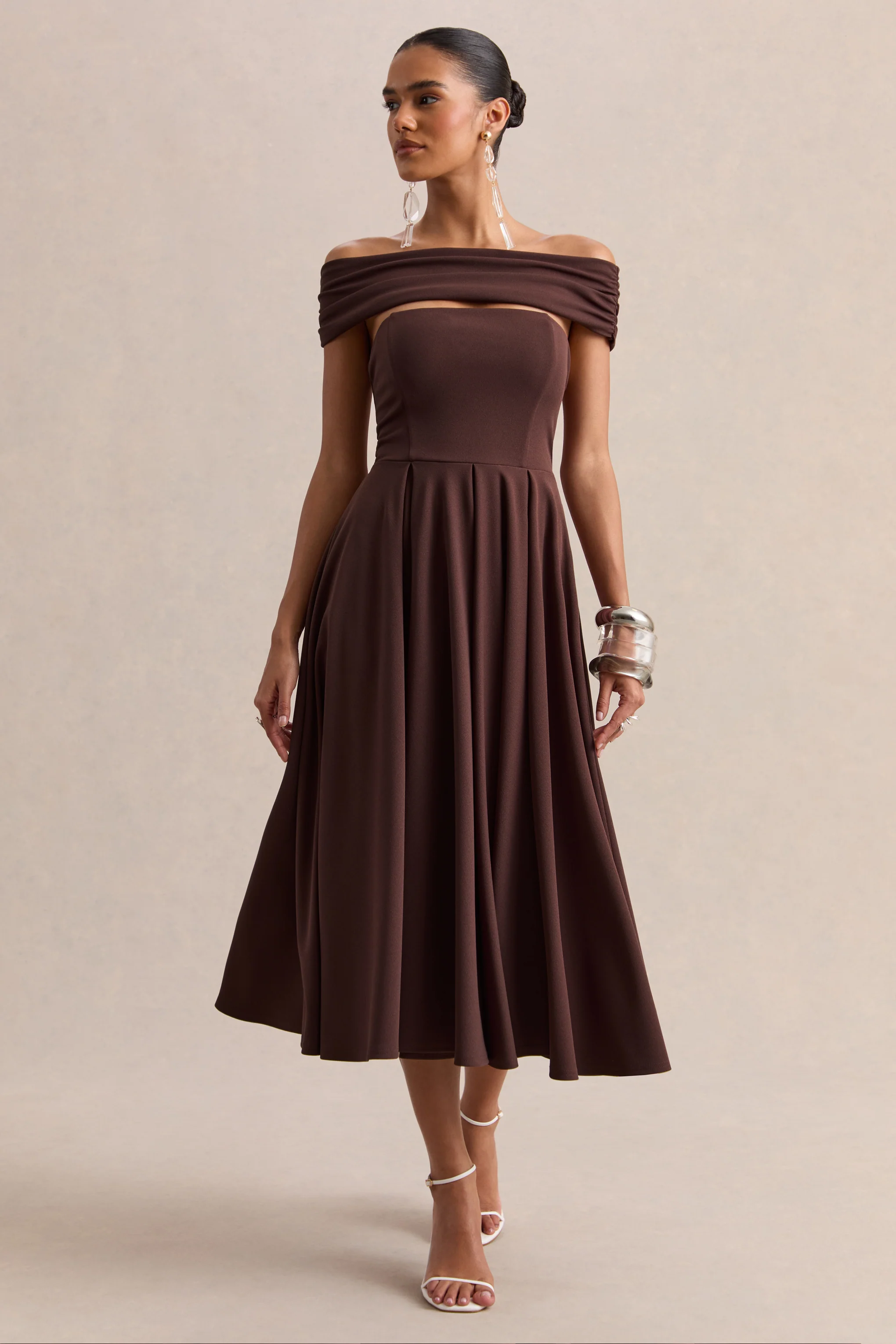 Mavina | Robe mi-longue marron à décolleté bardot - Image 5