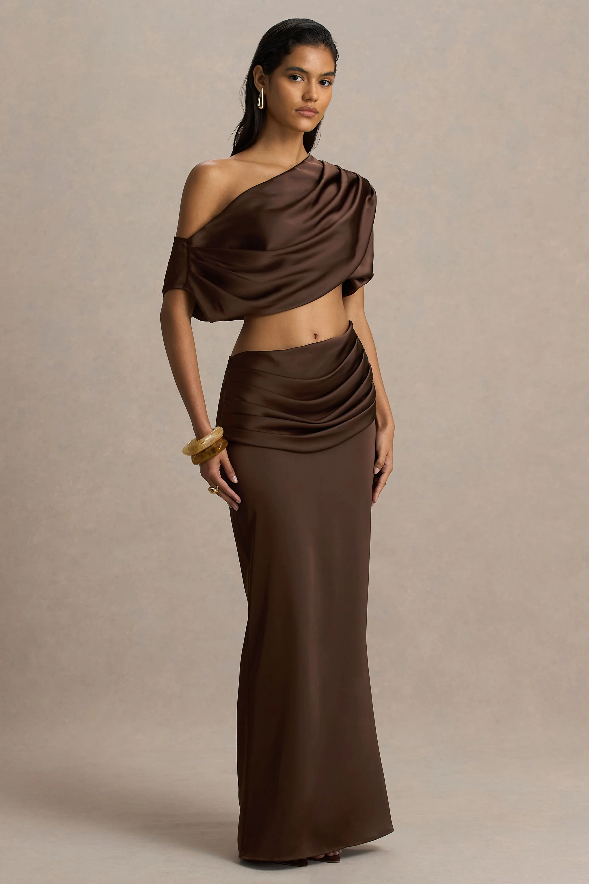 Megan | Jupe longue portefeuille en satin brun avec détails froncés - Image 6