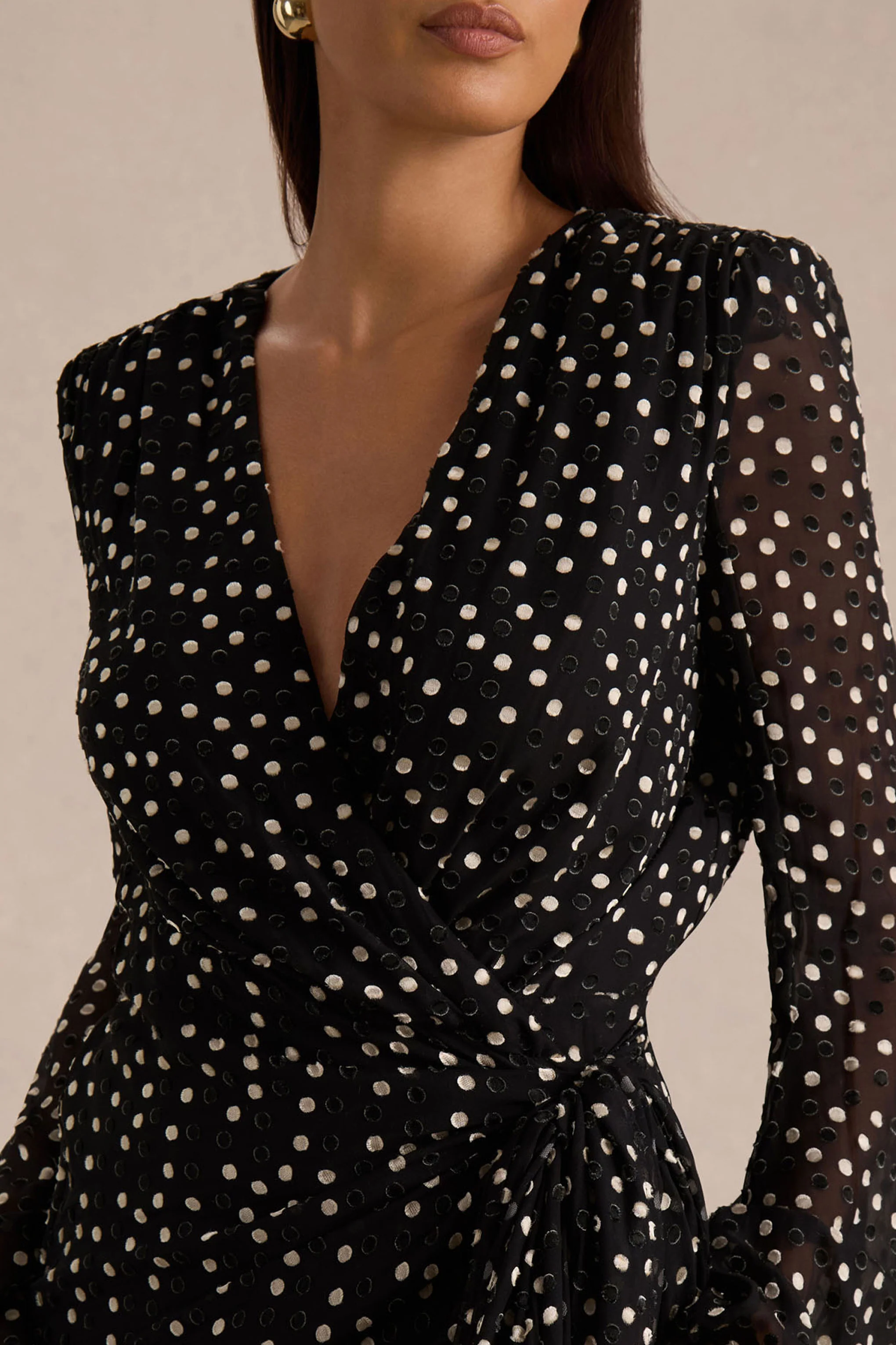 Mela | Mini-robe à pois noirs et blancs avec décolleté plongeant manches évasées et ceinture à nouer - Image 4