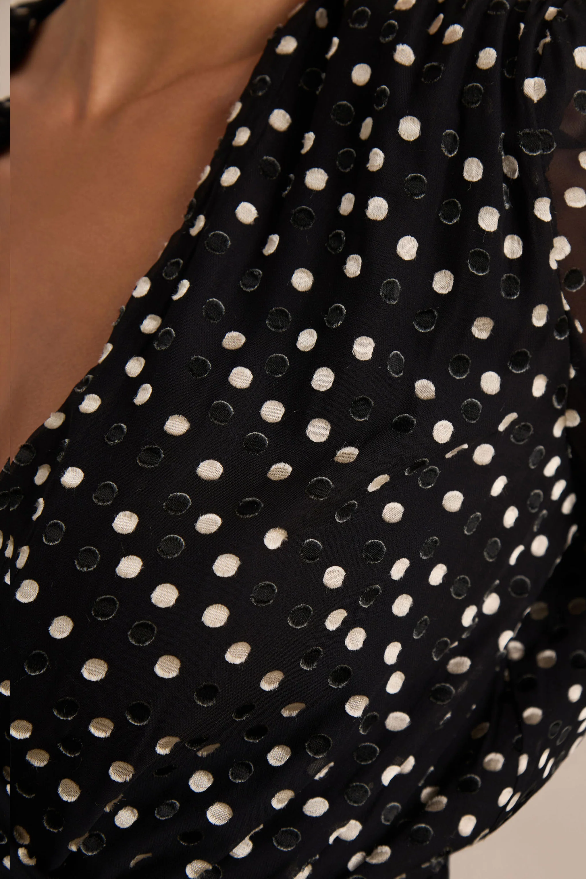 Mela | Mini-robe à pois noirs et blancs avec décolleté plongeant manches évasées et ceinture à nouer - Image 6