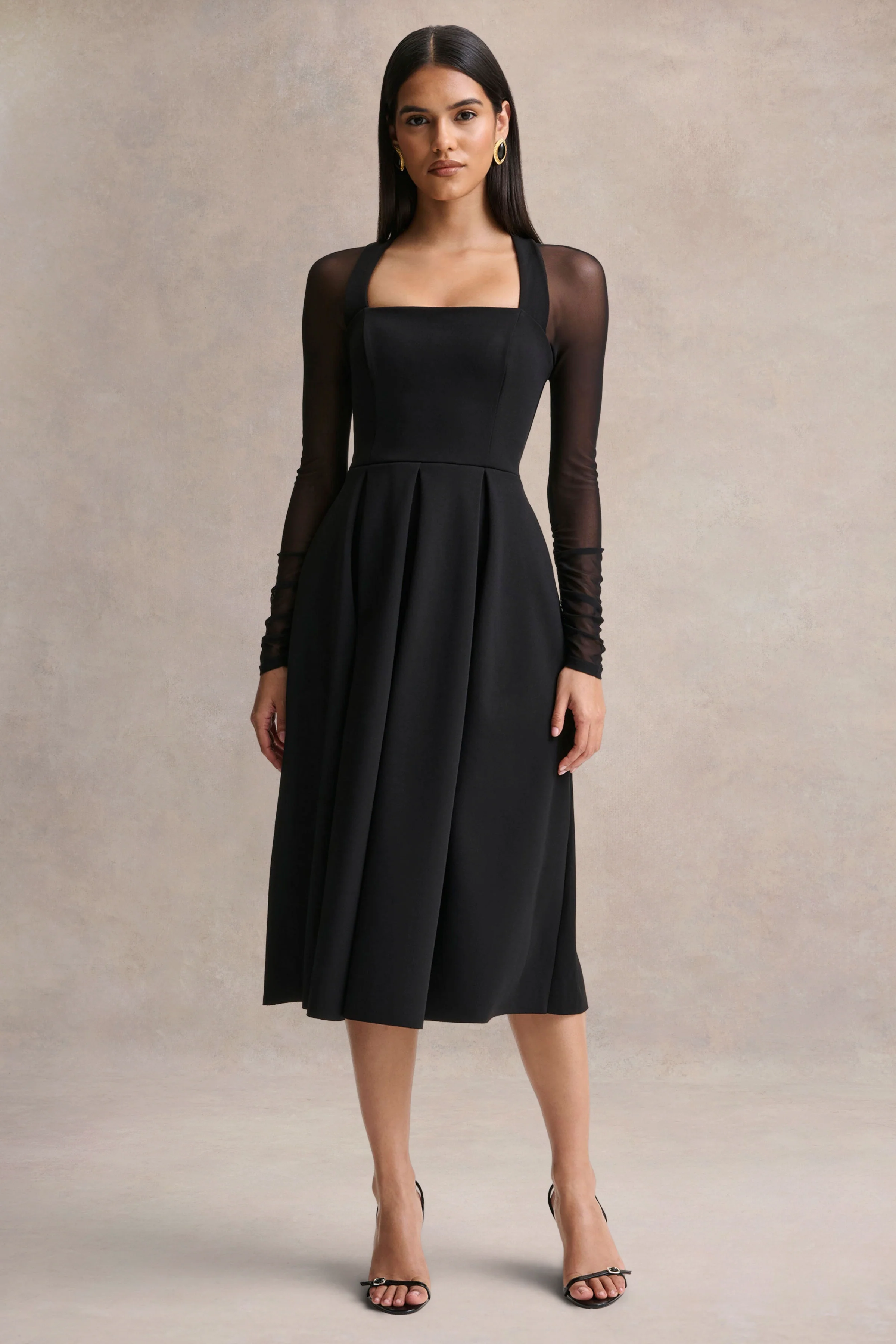 Melinda | Robe mi-longue noire à encolure carrée avec détails en mesh