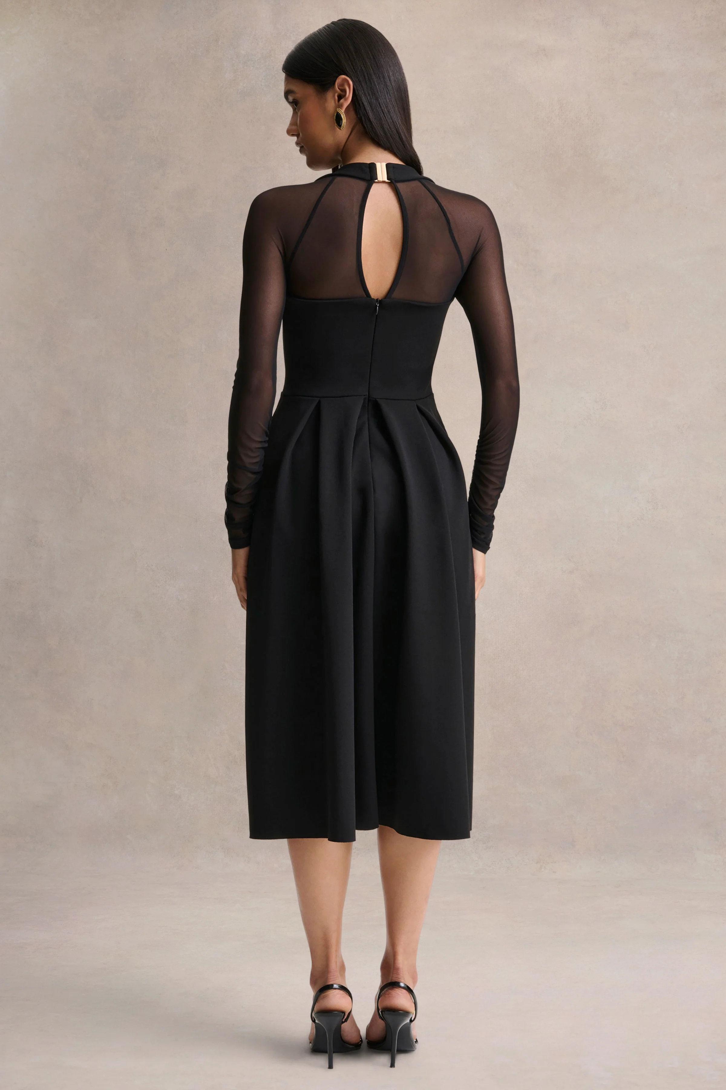 Melinda | Robe mi-longue noire à encolure carrée avec détails en mesh - Image 2