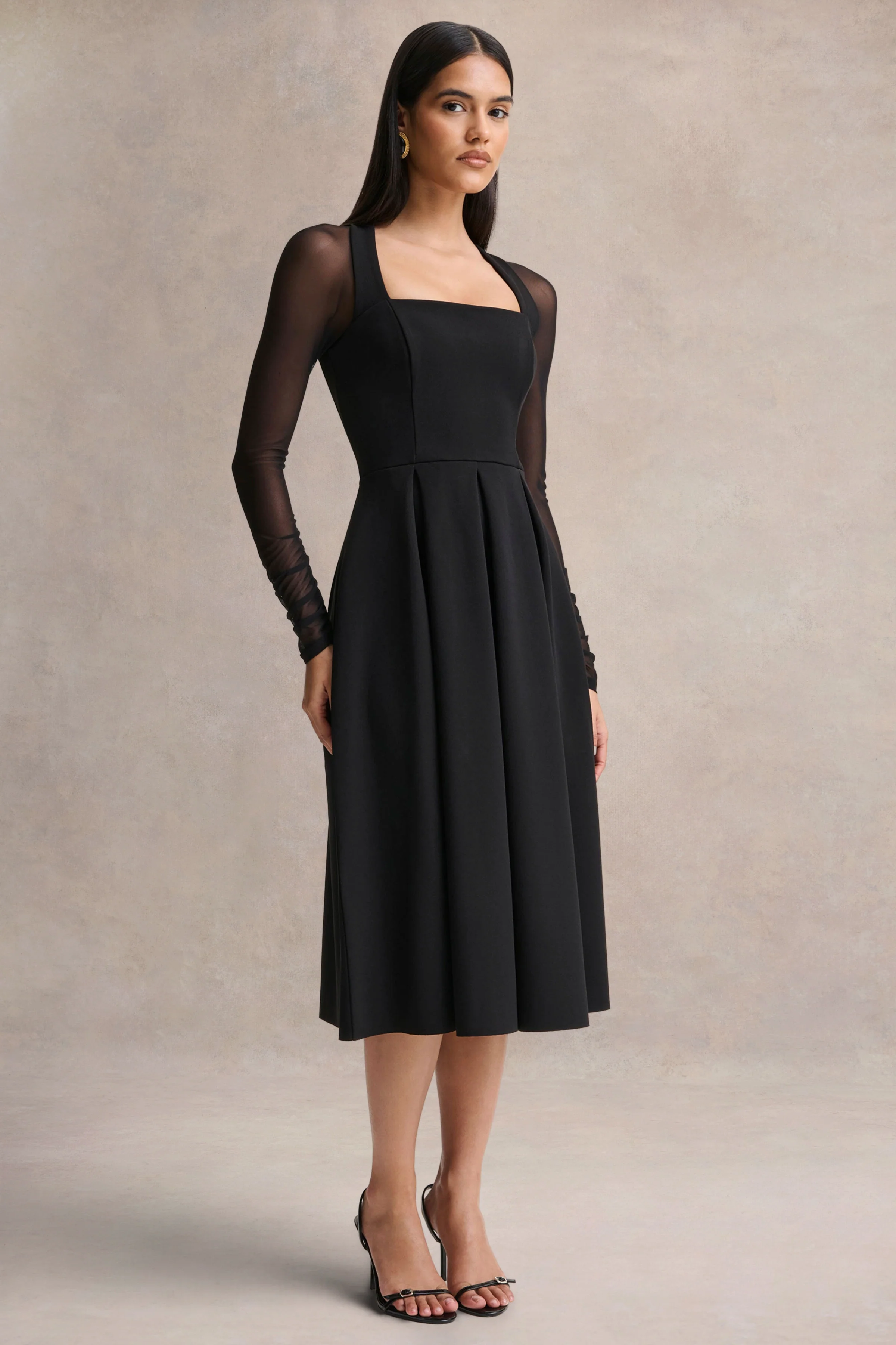 Melinda | Robe mi-longue noire à encolure carrée avec détails en mesh - Image 4