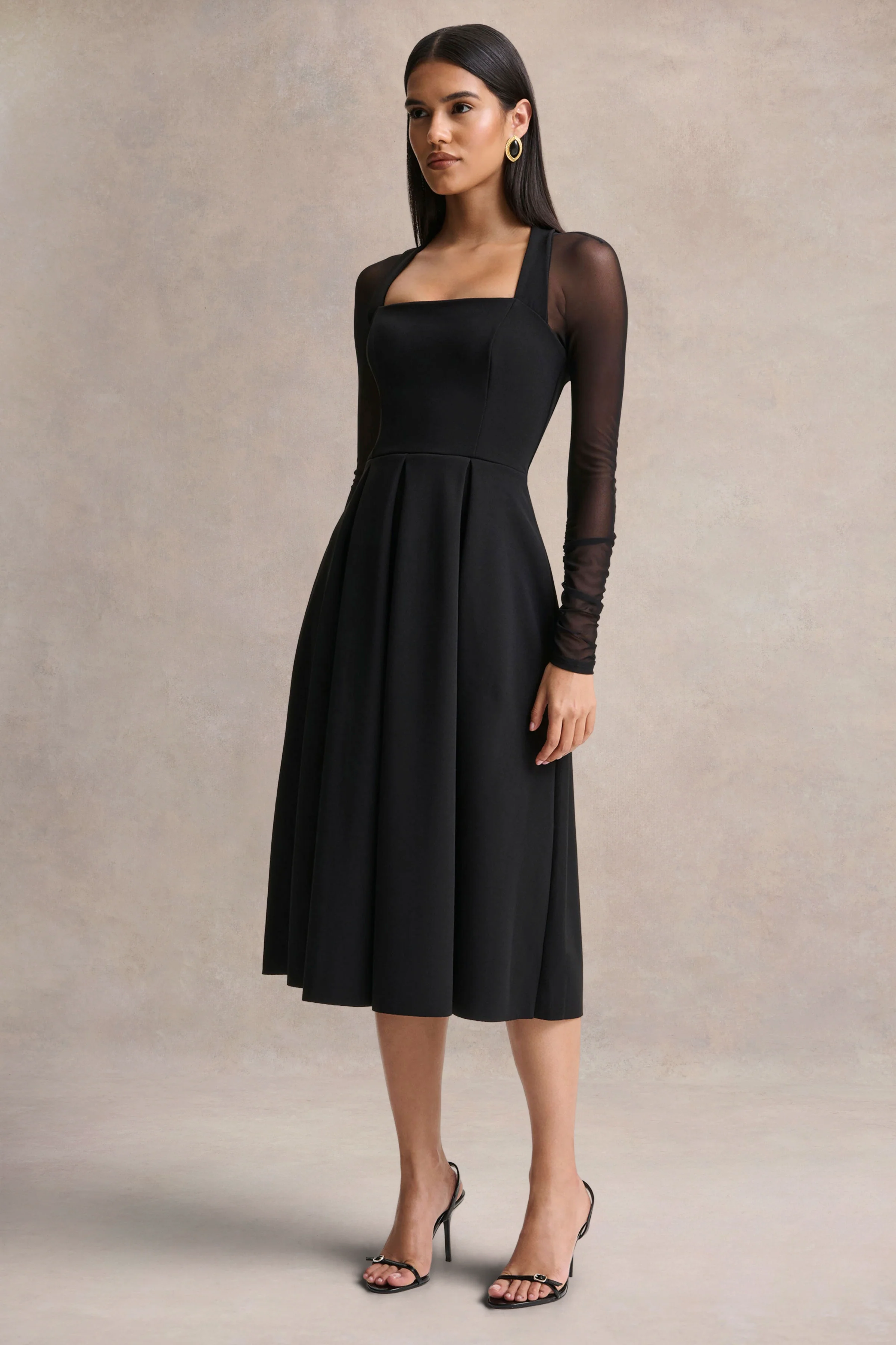Melinda | Robe mi-longue noire à encolure carrée avec détails en mesh - Image 6