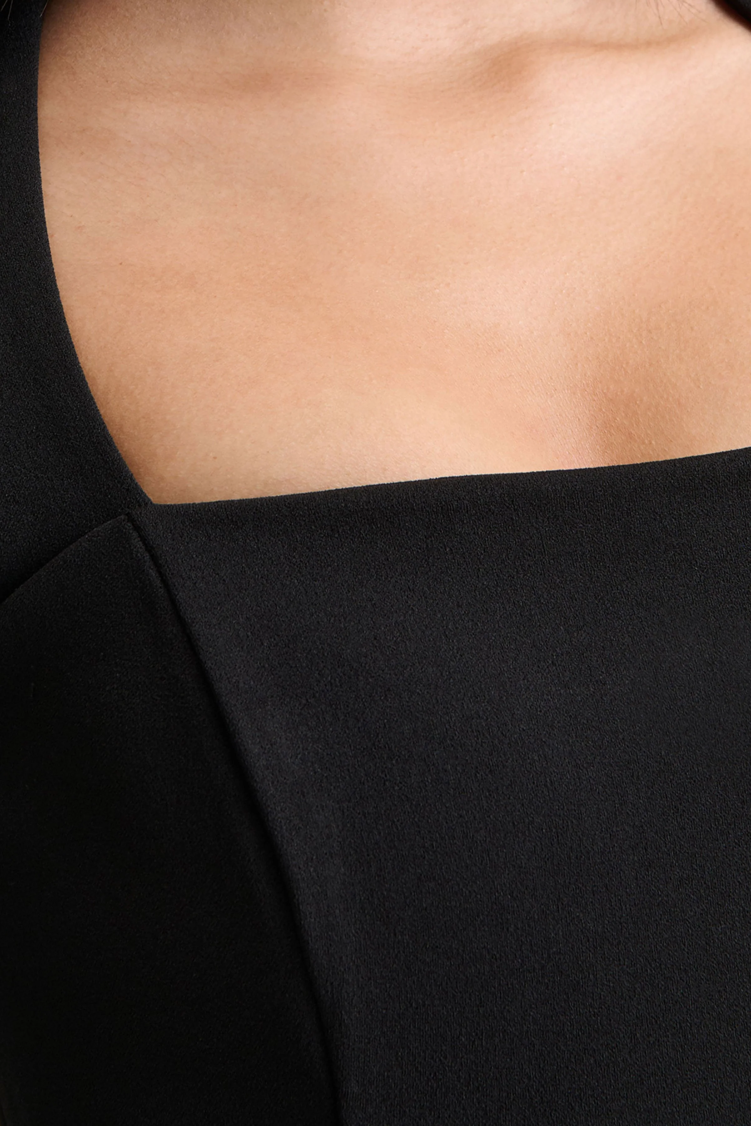 Melinda | Robe mi-longue noire à encolure carrée avec détails en mesh - Image 7