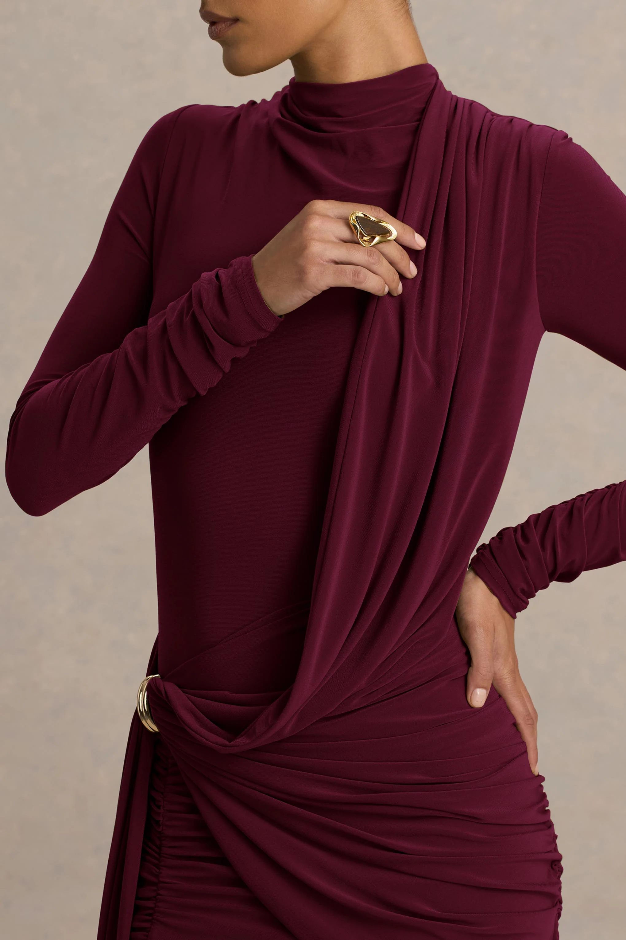 Melissa | Robe longue bordeaux portefeuille à manches longues avec détails drapés - Image 6