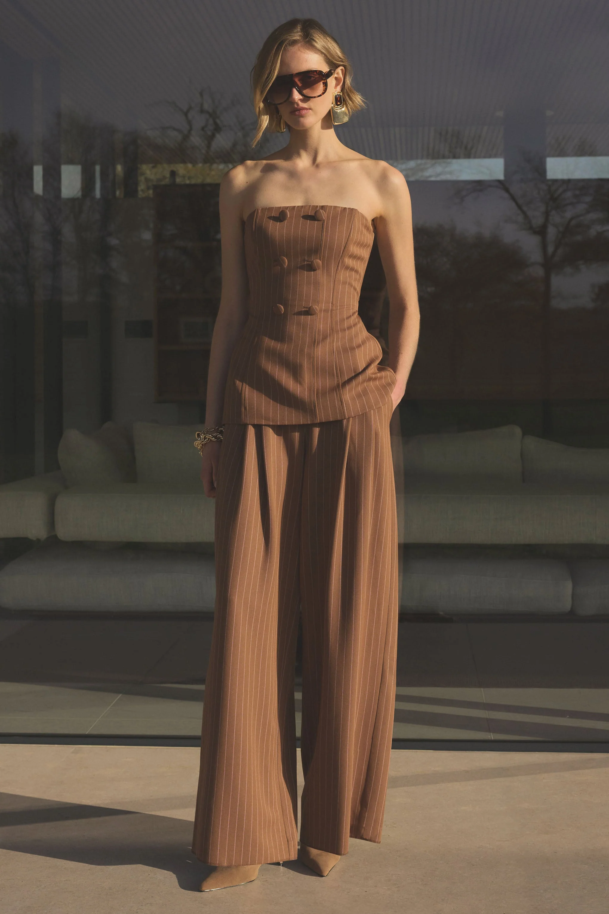 Meliva | Pantalon tailleur marron à fines rayures à jambe large - Image 7