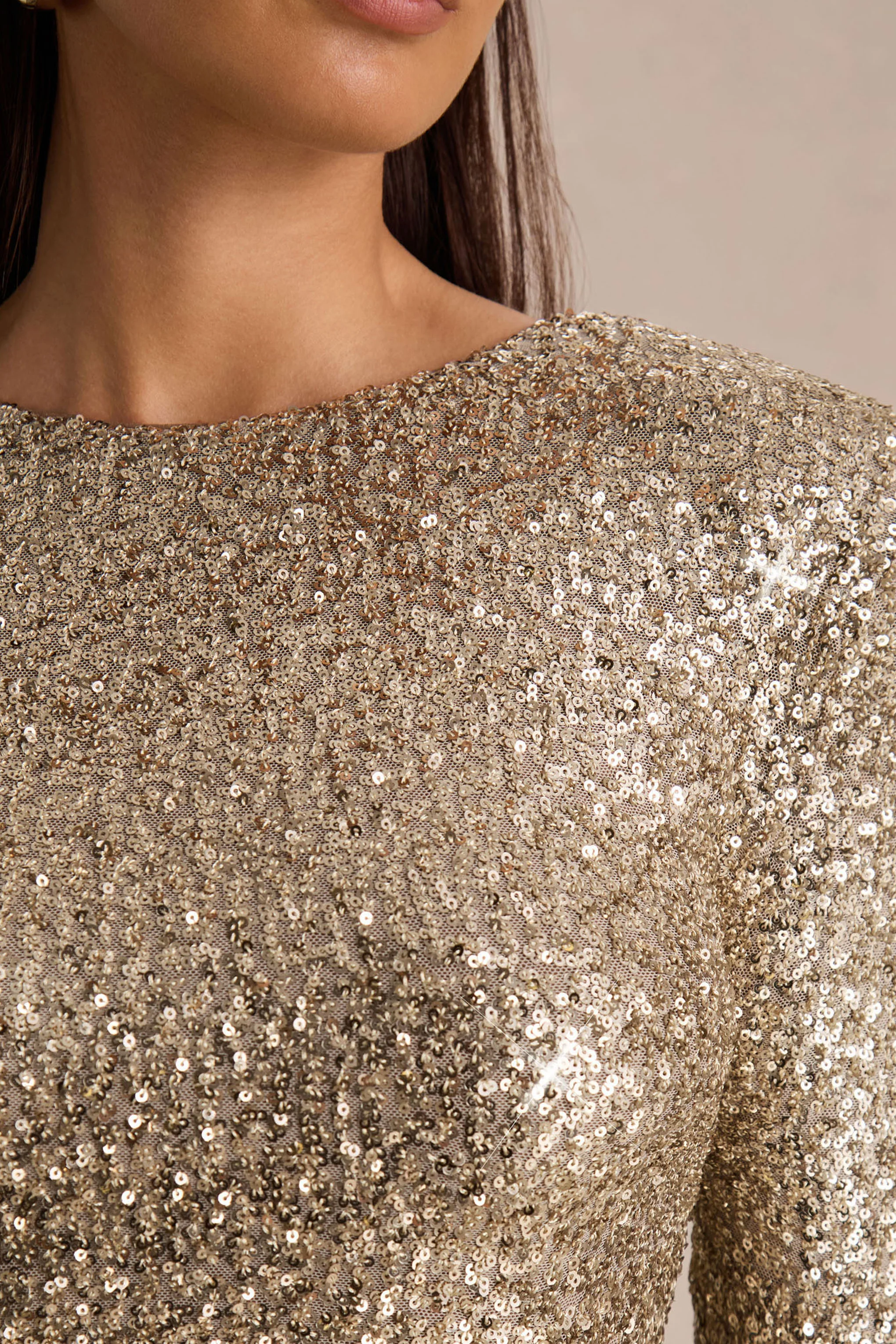 Mercedes | Mini-robe en sequins couleur champagne à encolure bateau manches longues et drapé dans le dos - Image 6