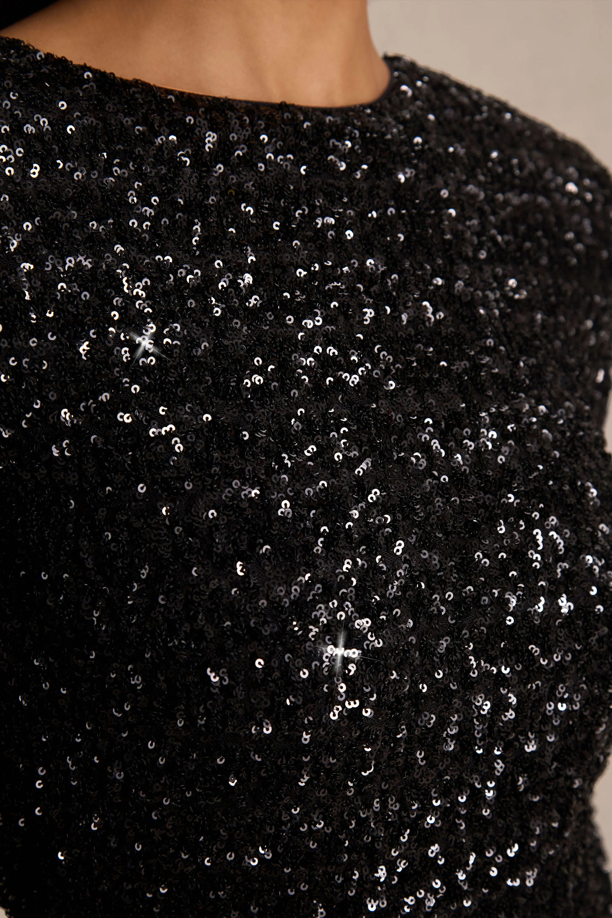 Mercedes | Mini-robe en sequins noire à encolure bateau manches longues et drapé dans le dos - Image 6