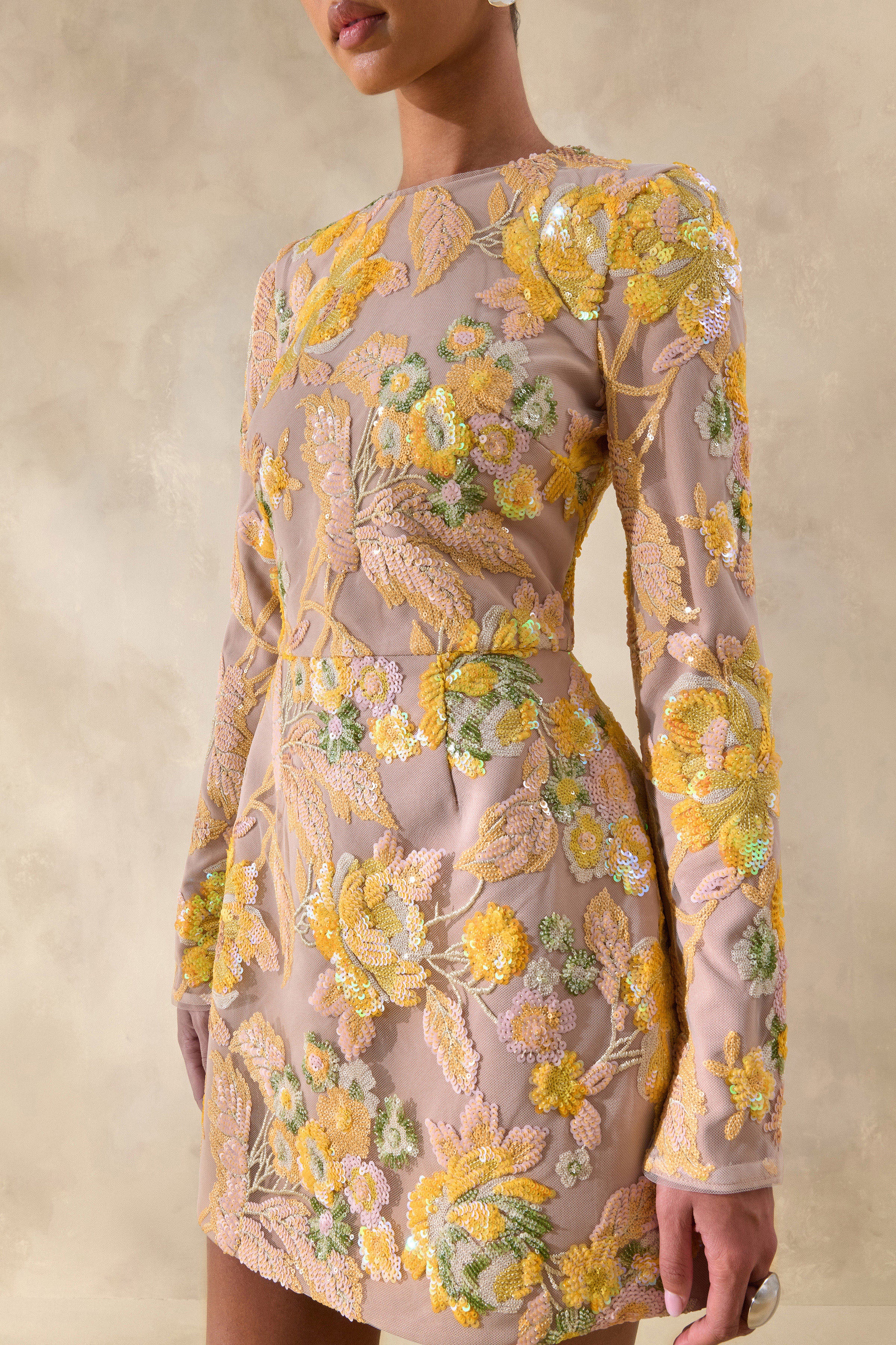 Merdia | Mini-robe jaune à encolure ronde avec embellissements floraux - Image 3