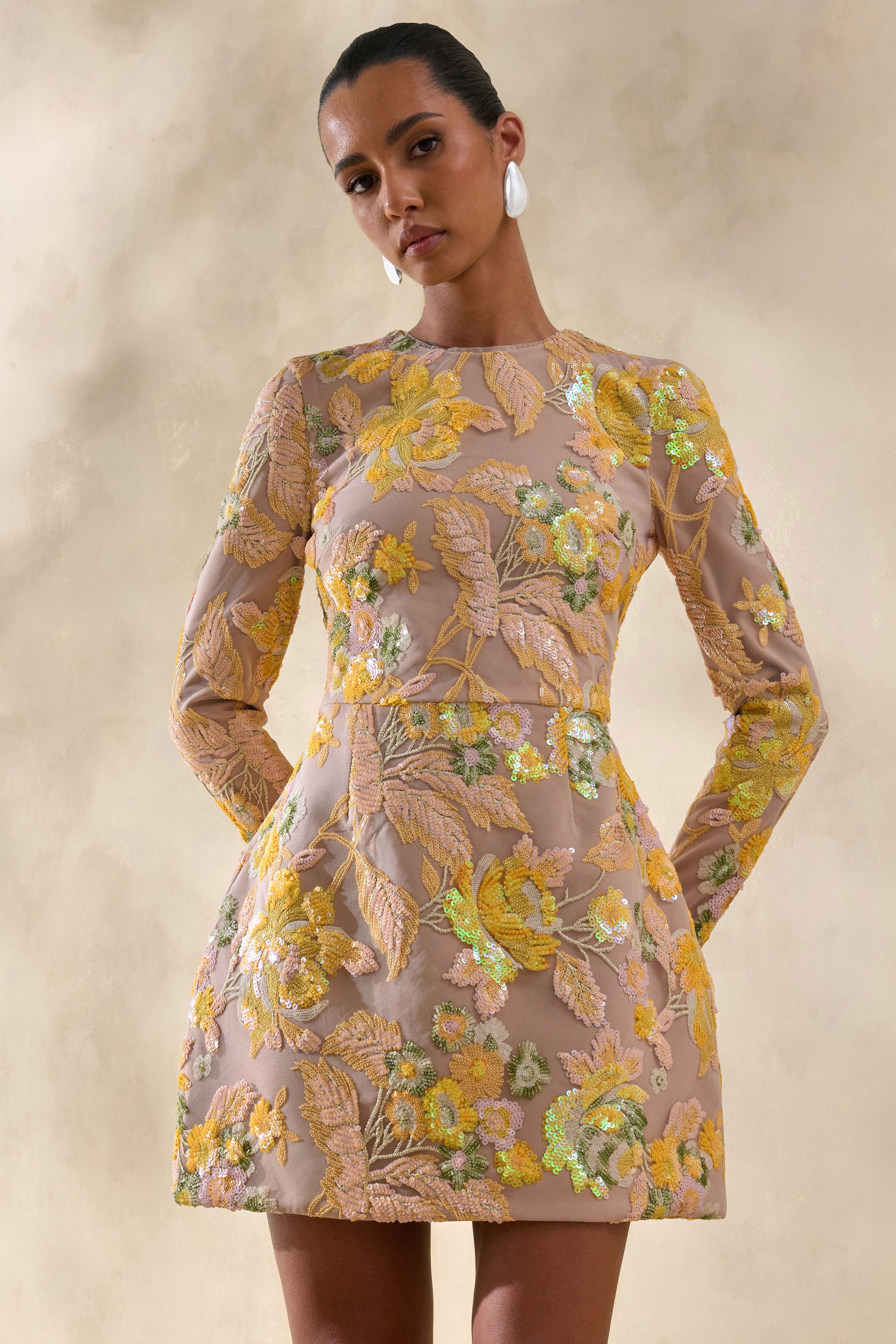Merdia | Mini-robe jaune à encolure ronde avec embellissements floraux - Image 6