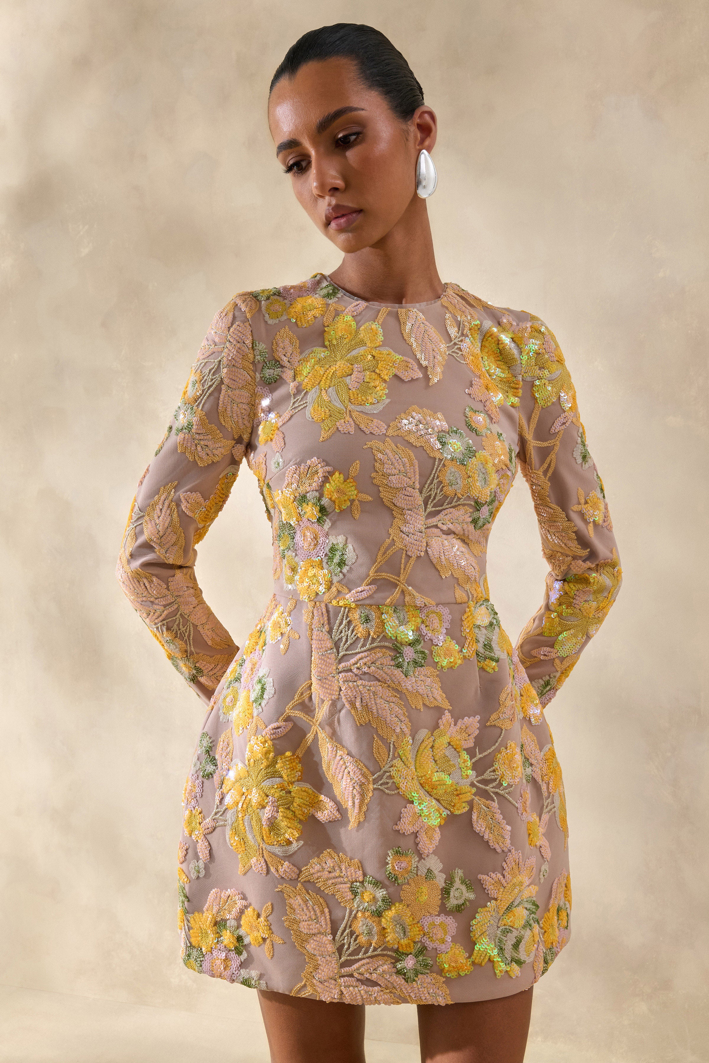 Merdia | Mini-robe jaune à encolure ronde avec embellissements floraux - Image 7