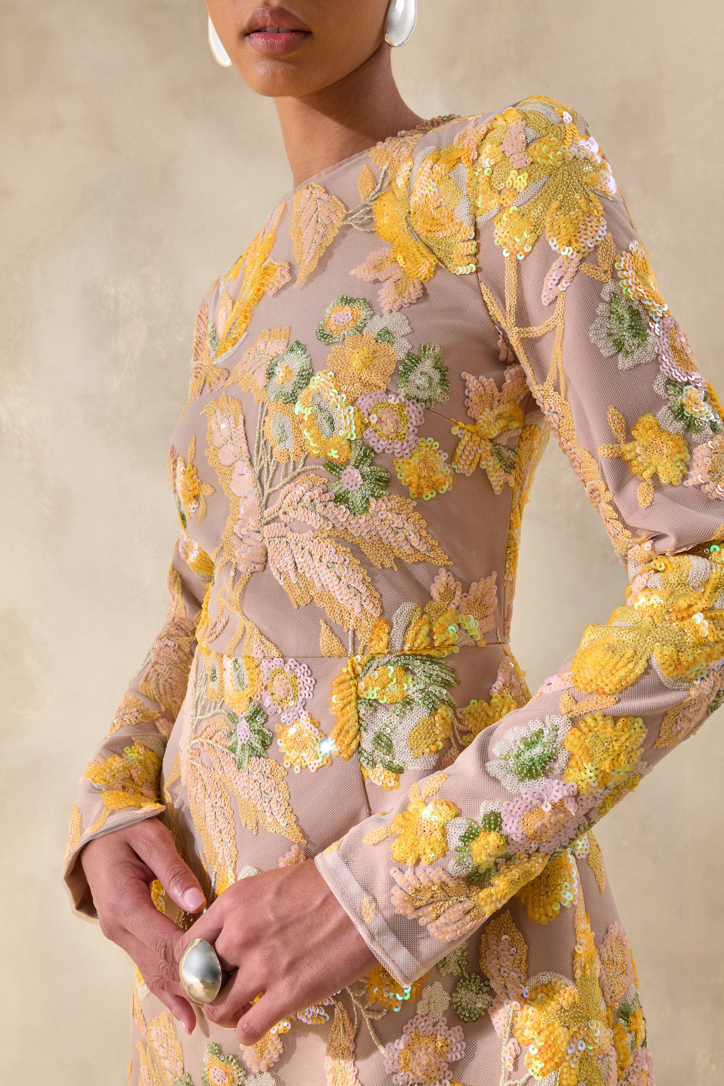 Merdia | Mini-robe jaune à encolure ronde avec embellissements floraux - Image 8