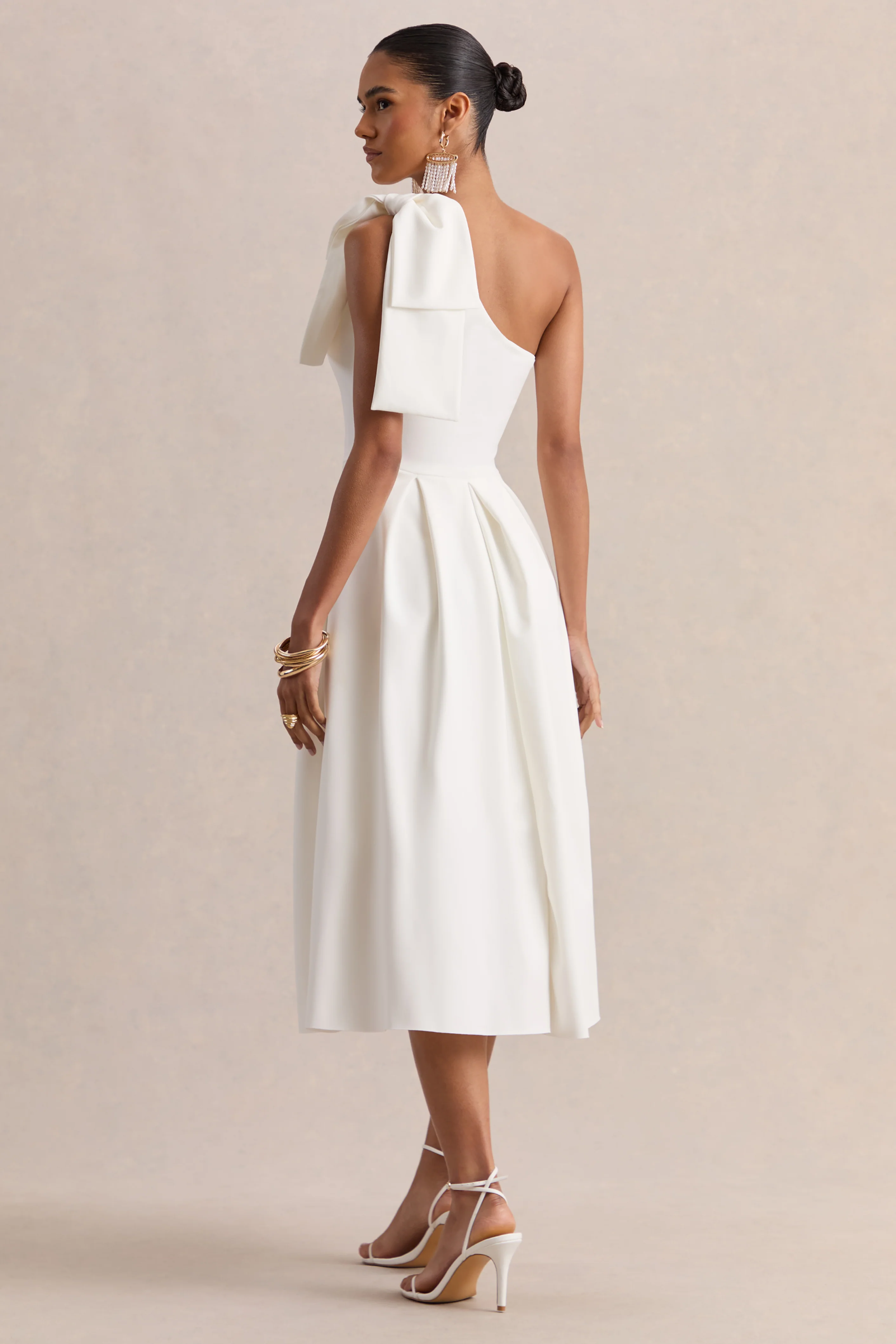 Meria | Robe mi-longue blanche à décolleté asymétrique avec manches nœud - Image 2