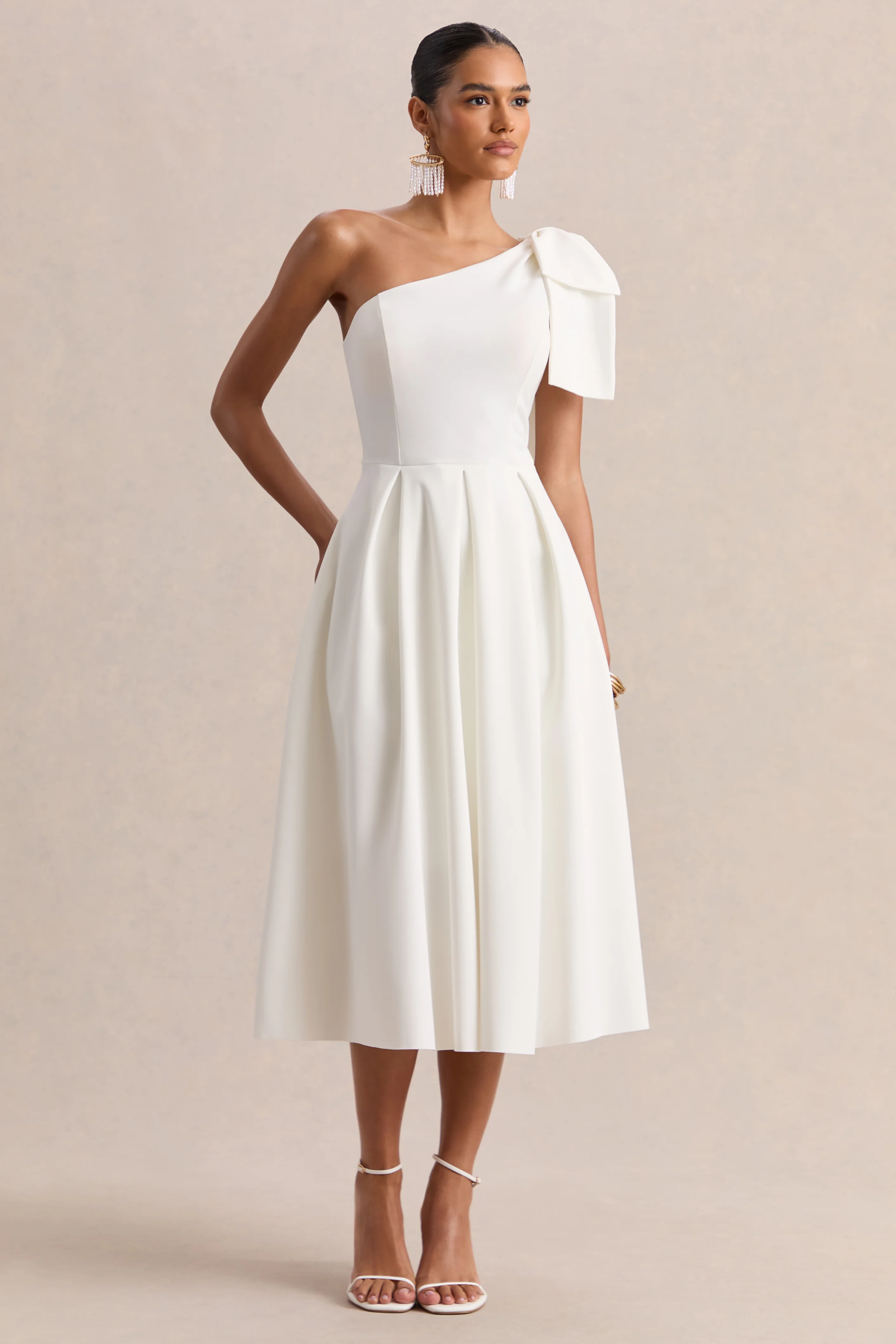 Meria | Robe mi-longue blanche à décolleté asymétrique avec manches nœud - Image 5