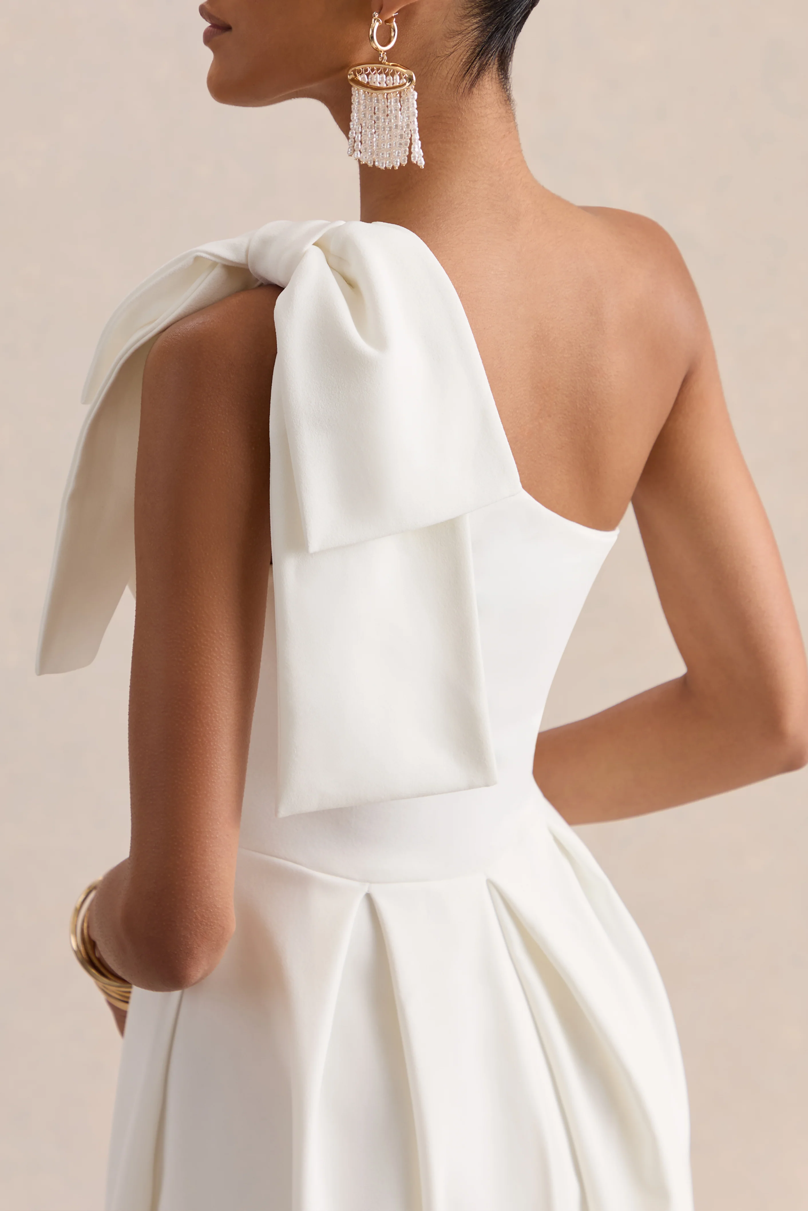 Meria | Robe mi-longue blanche à décolleté asymétrique avec manches nœud - Image 6