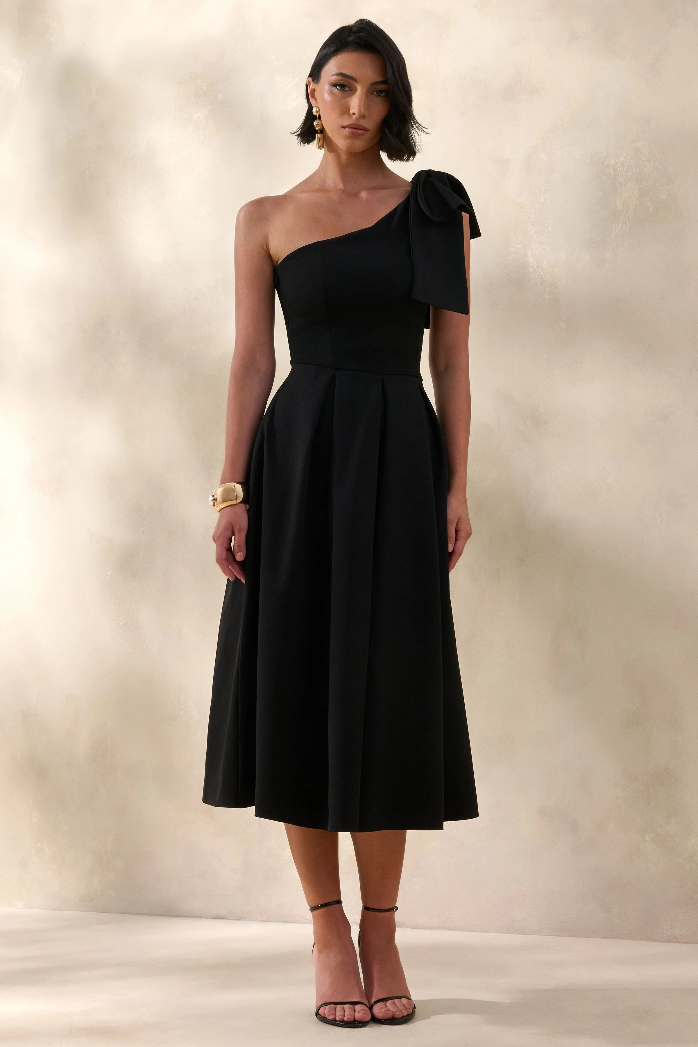 Meria | Robe mi-longue noire à encolure asymétrique avec manches à nœud