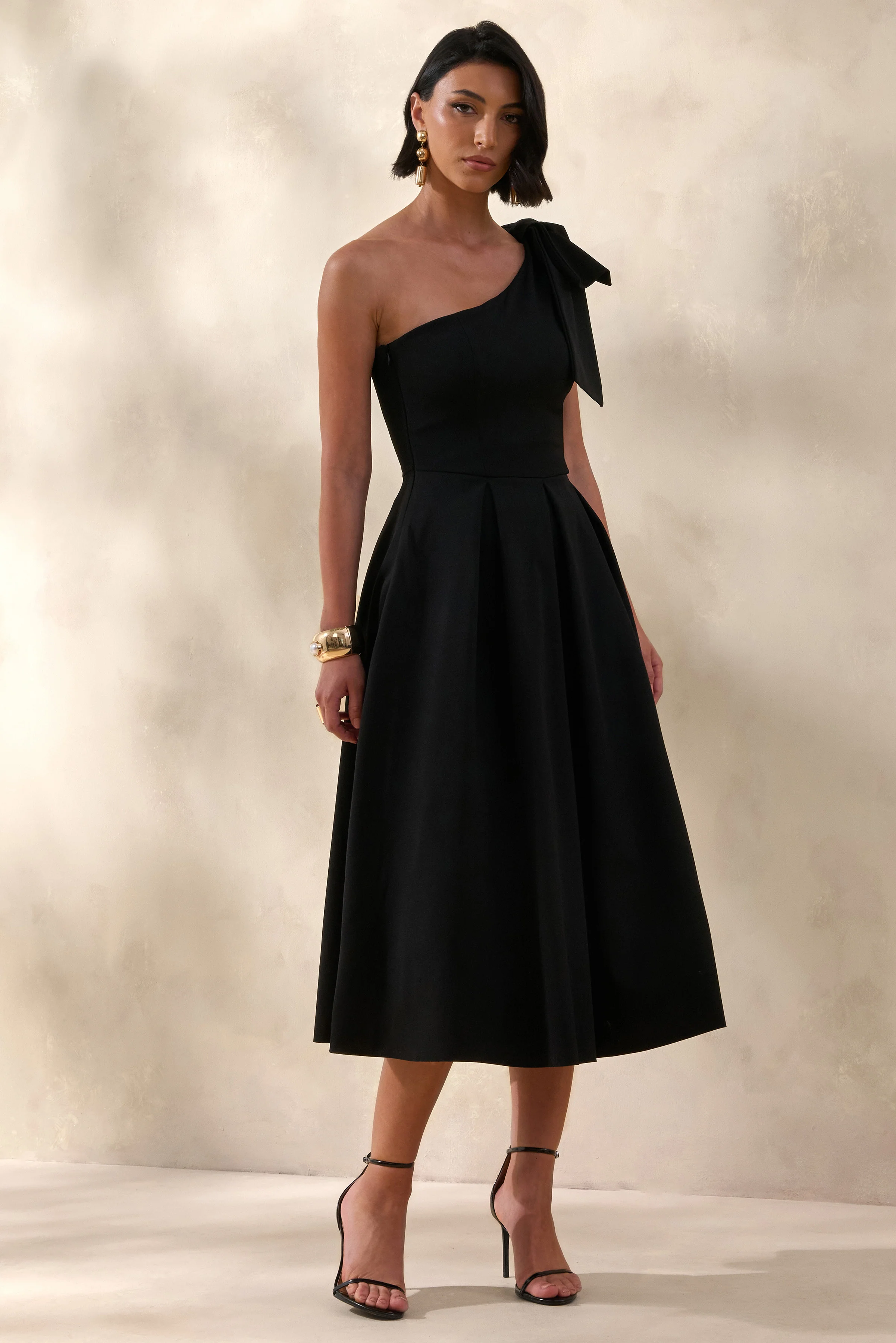 Meria | Robe mi-longue noire à encolure asymétrique avec manches à nœud - Image 5
