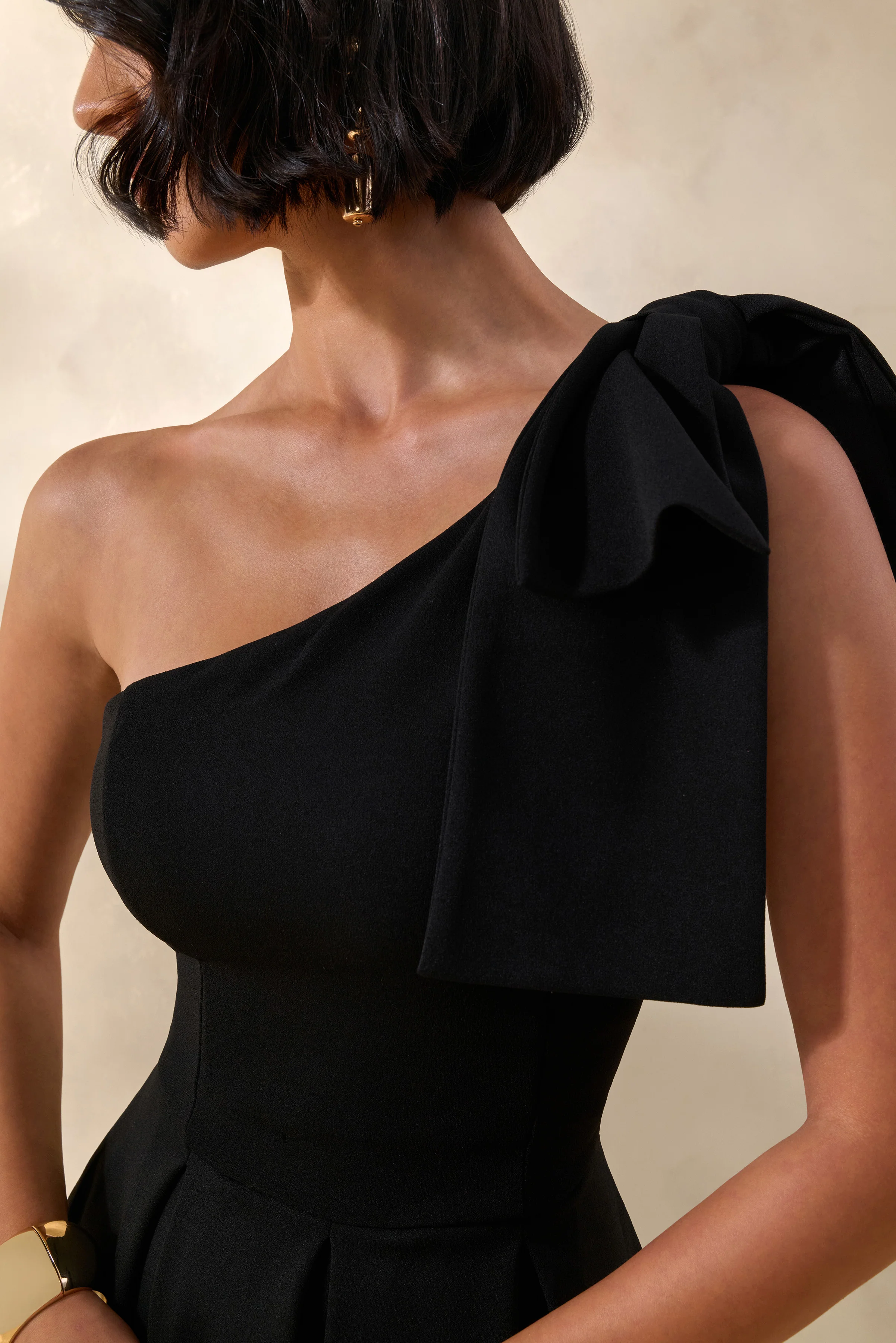 Meria | Robe mi-longue noire à encolure asymétrique avec manches à nœud - Image 6